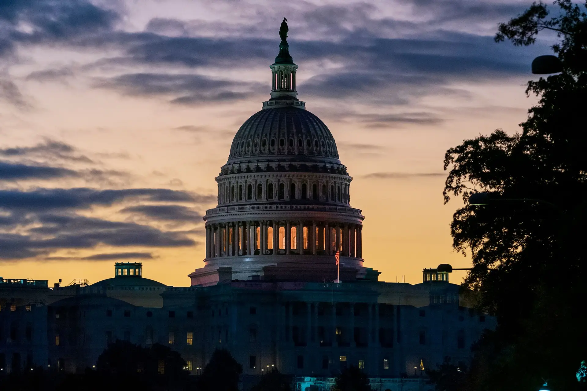 O Capitólio dos Estados Unidos durante o amanhecer. 