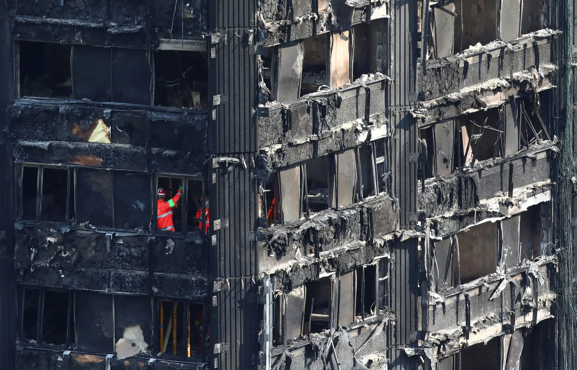 Português vítima do incêndio na torre Grenfell concorda com críticas aos bombeiros