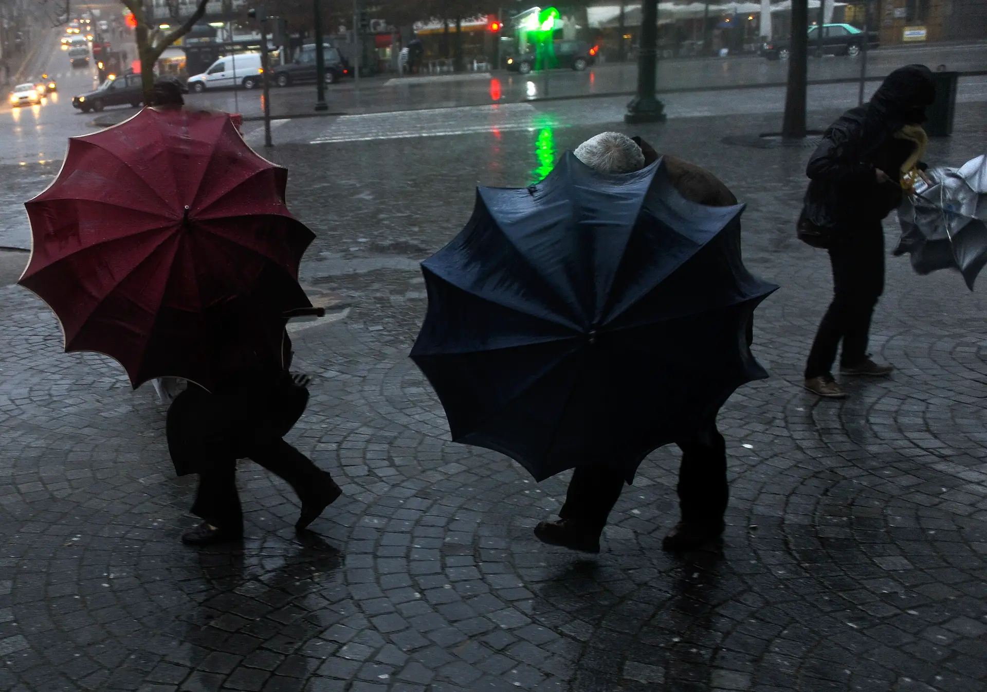 Depressão Bárbara: 13 distritos sob aviso laranja devido à chuva forte e trovoada