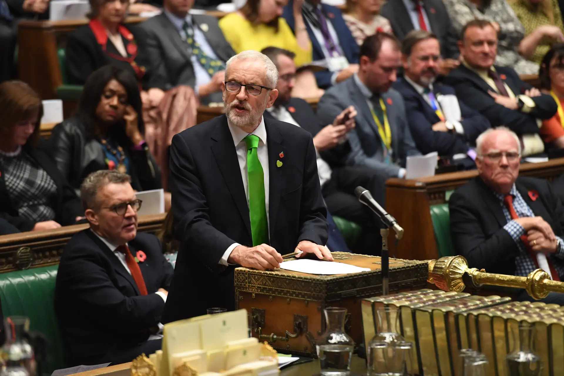 Corbyn promete resolver Brexit em seis meses com novo acordo e referendo
