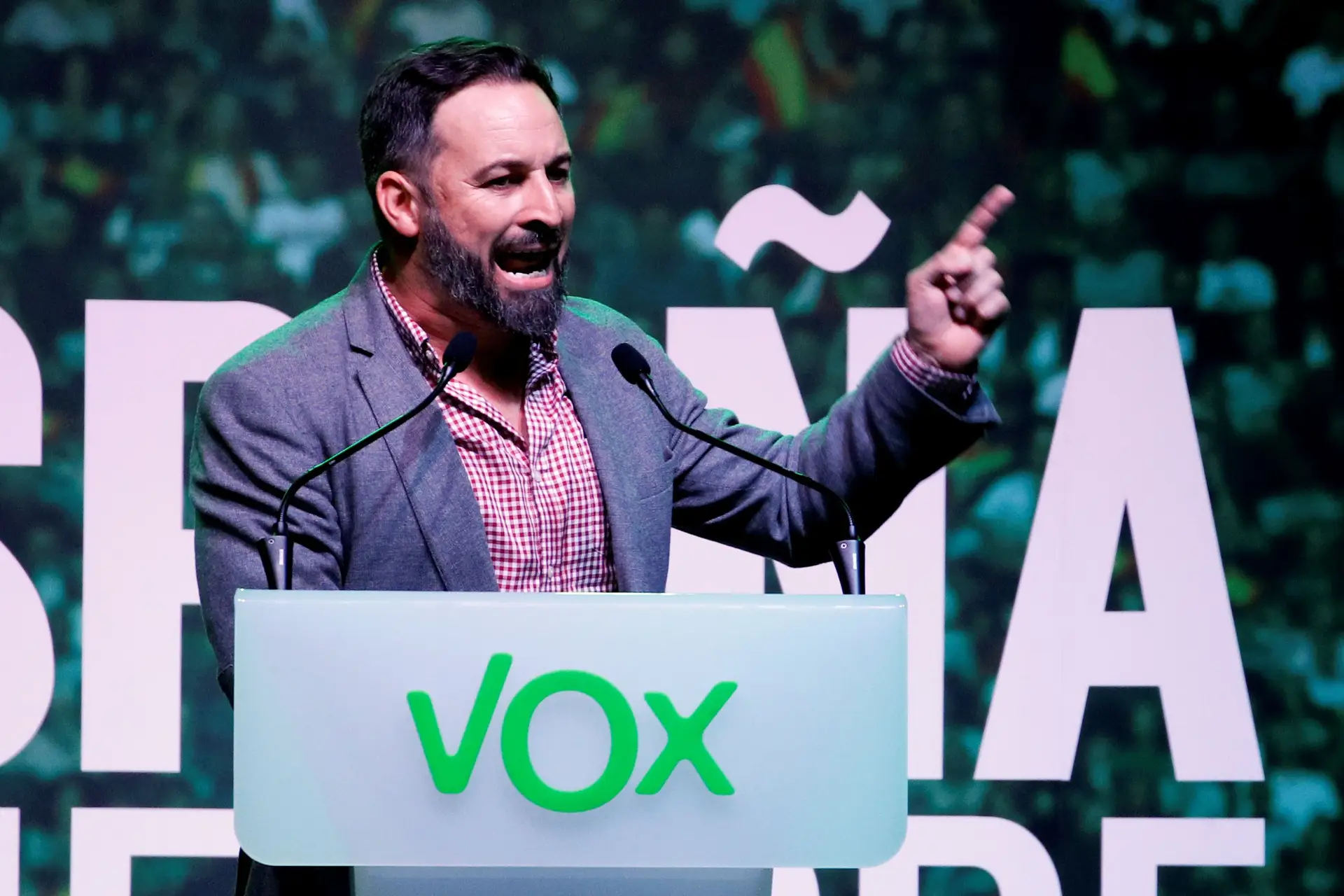 Vox propõe prisão do governo regional da Catalunha