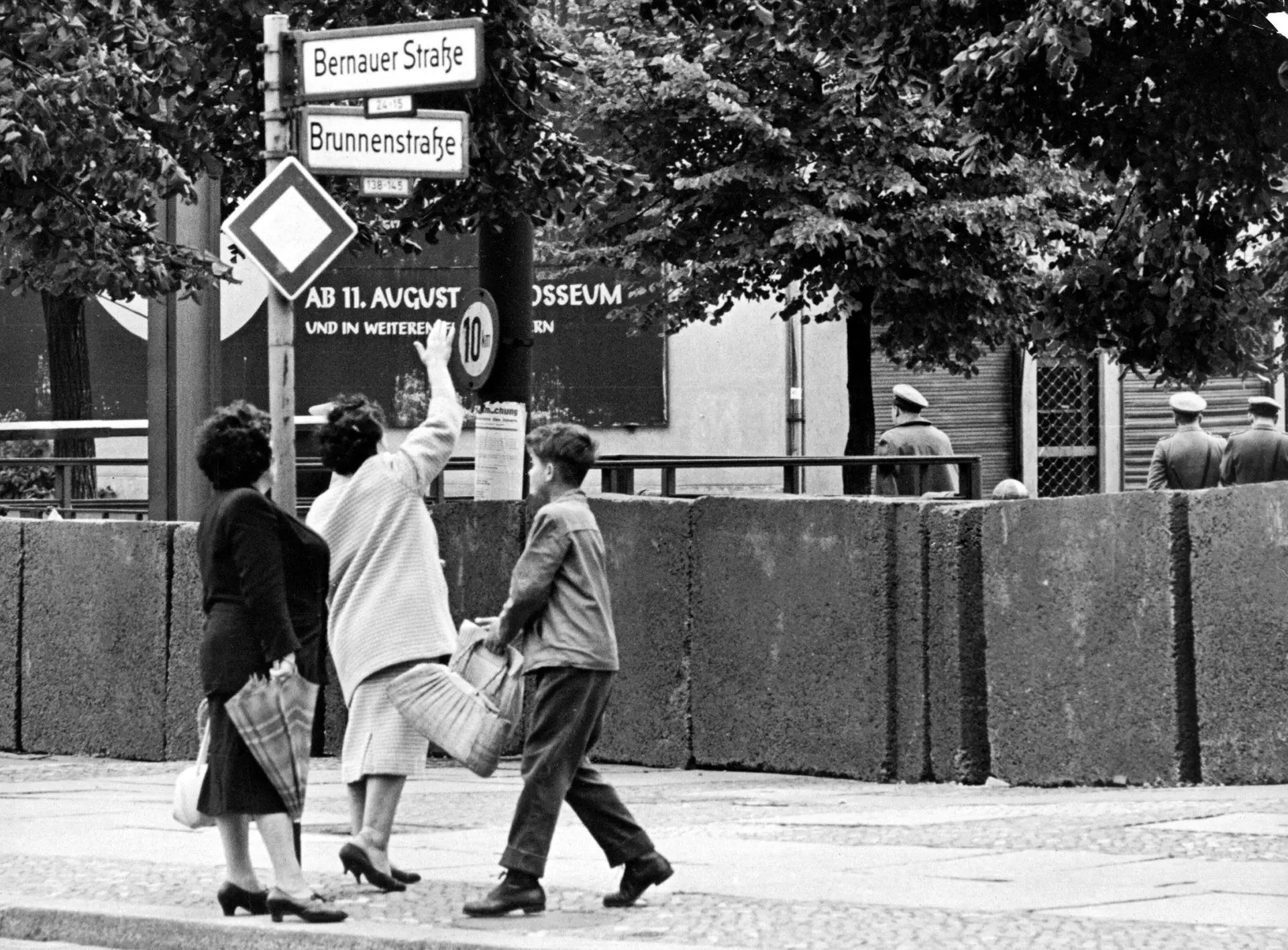 Berlim, 23 agosto 1961 - mulheres de Berlim ocidental acenam a amigos do outro lado do muro que divide Berlim. 