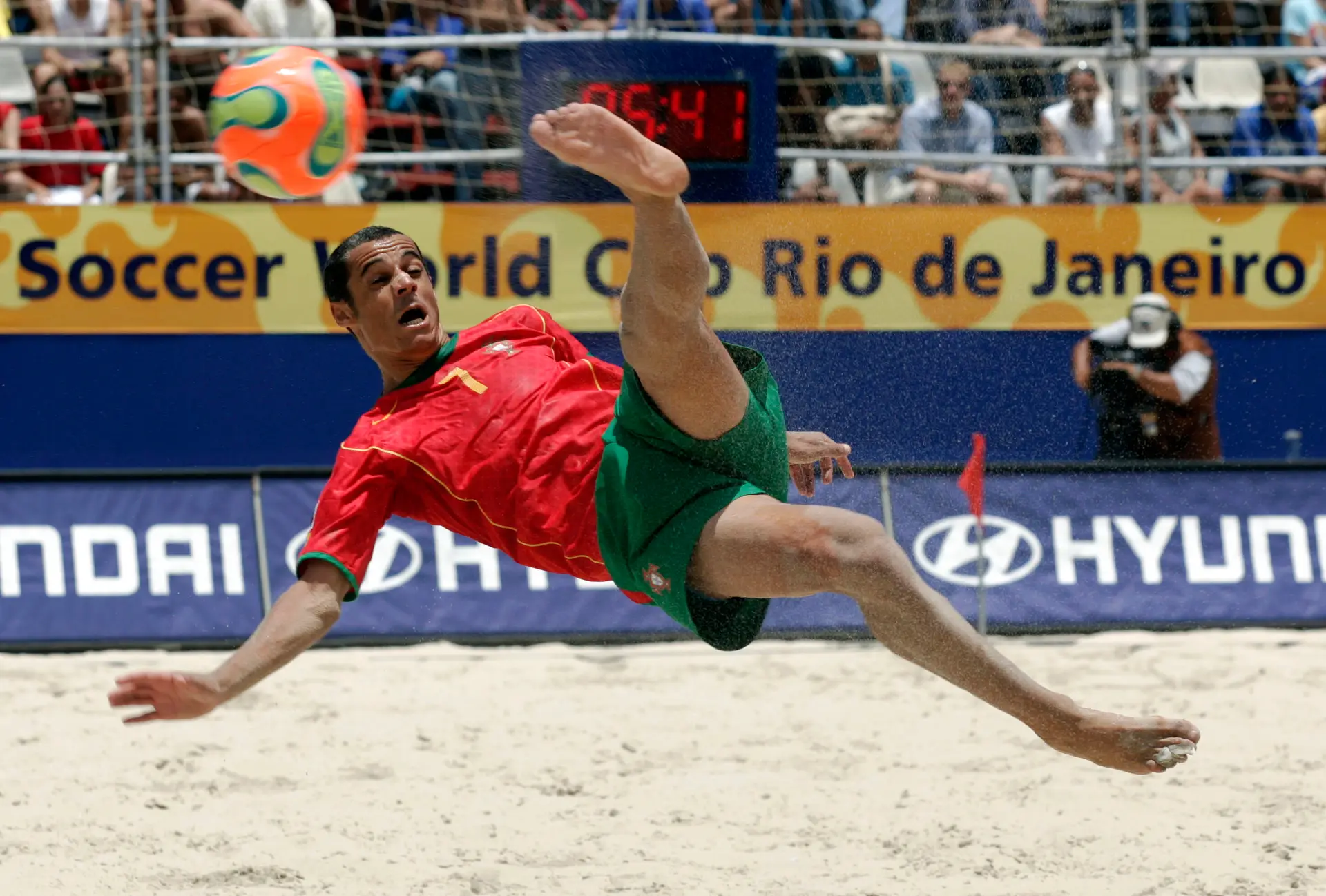 Madjer eleito melhor jogador do mundo de futebol de praia de 2015