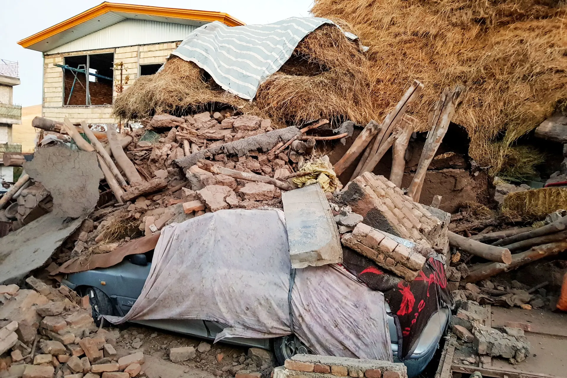 Destruição após o sismo que atingiu o noroeste do Irão.