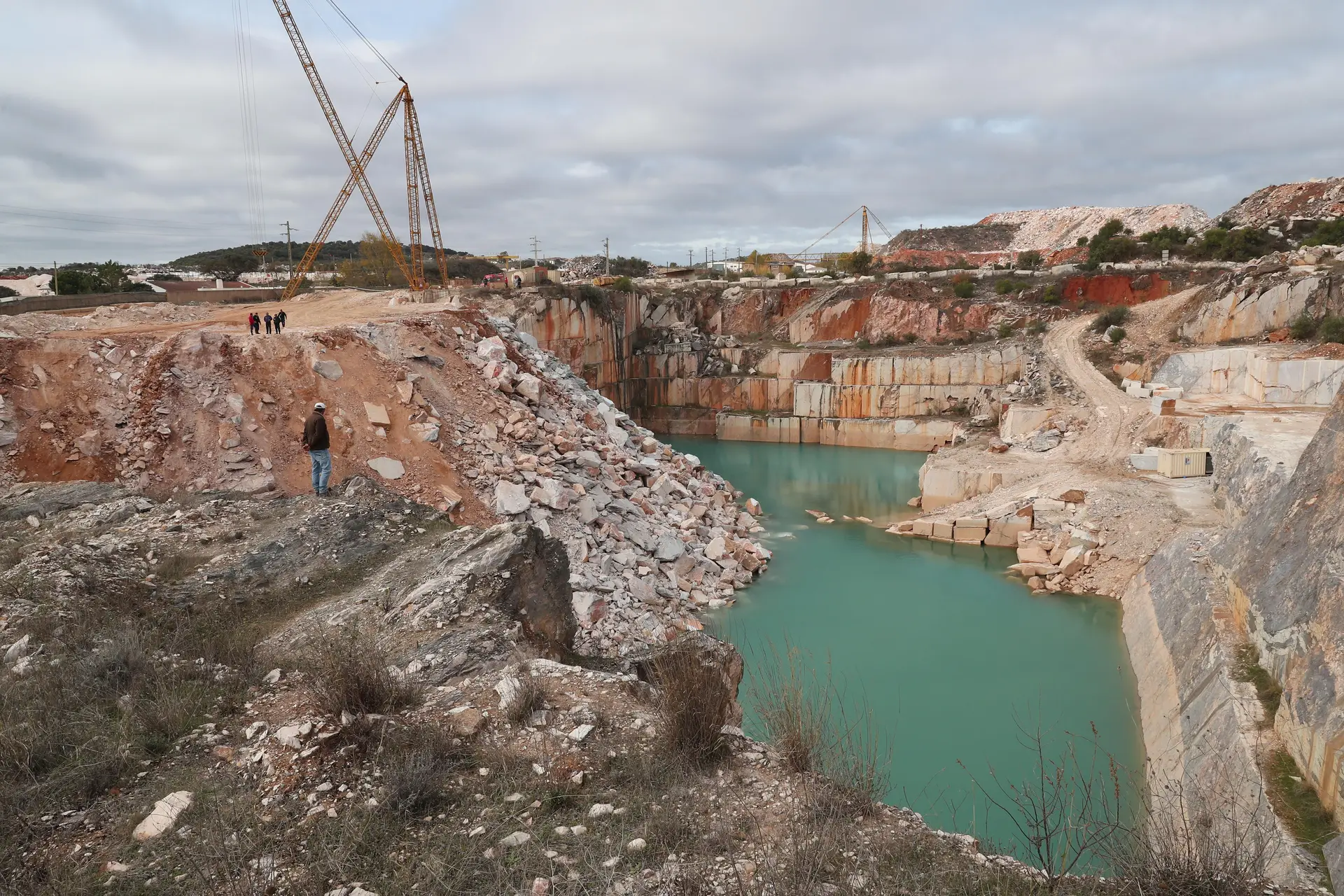 Buscas por trabalhador que caiu em pedreira de Vila Viçosa interrompidas