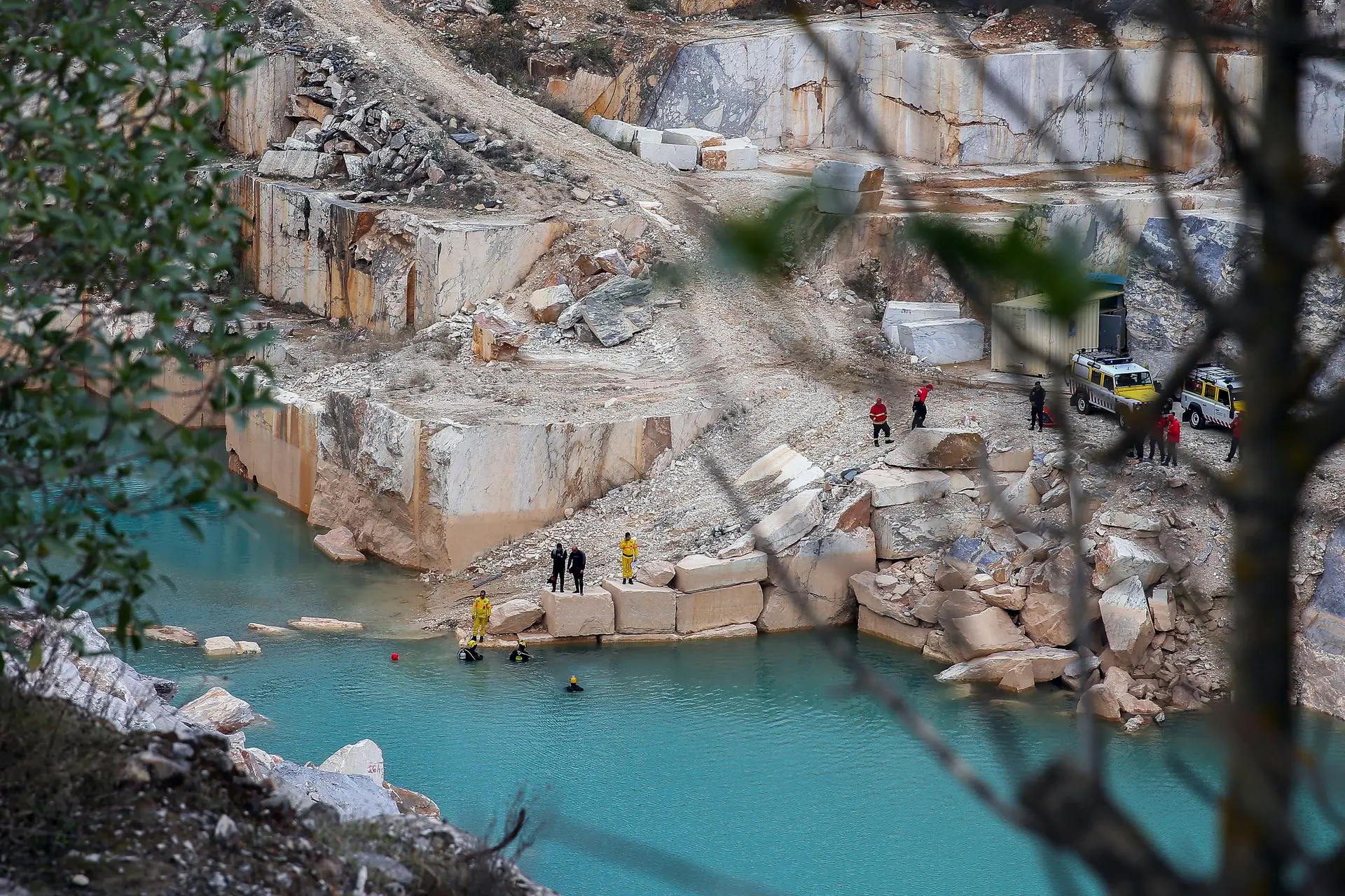 Iniciados trabalhos de resgate de manobrador de máquina que caiu em pedreira em Vila Viçosa