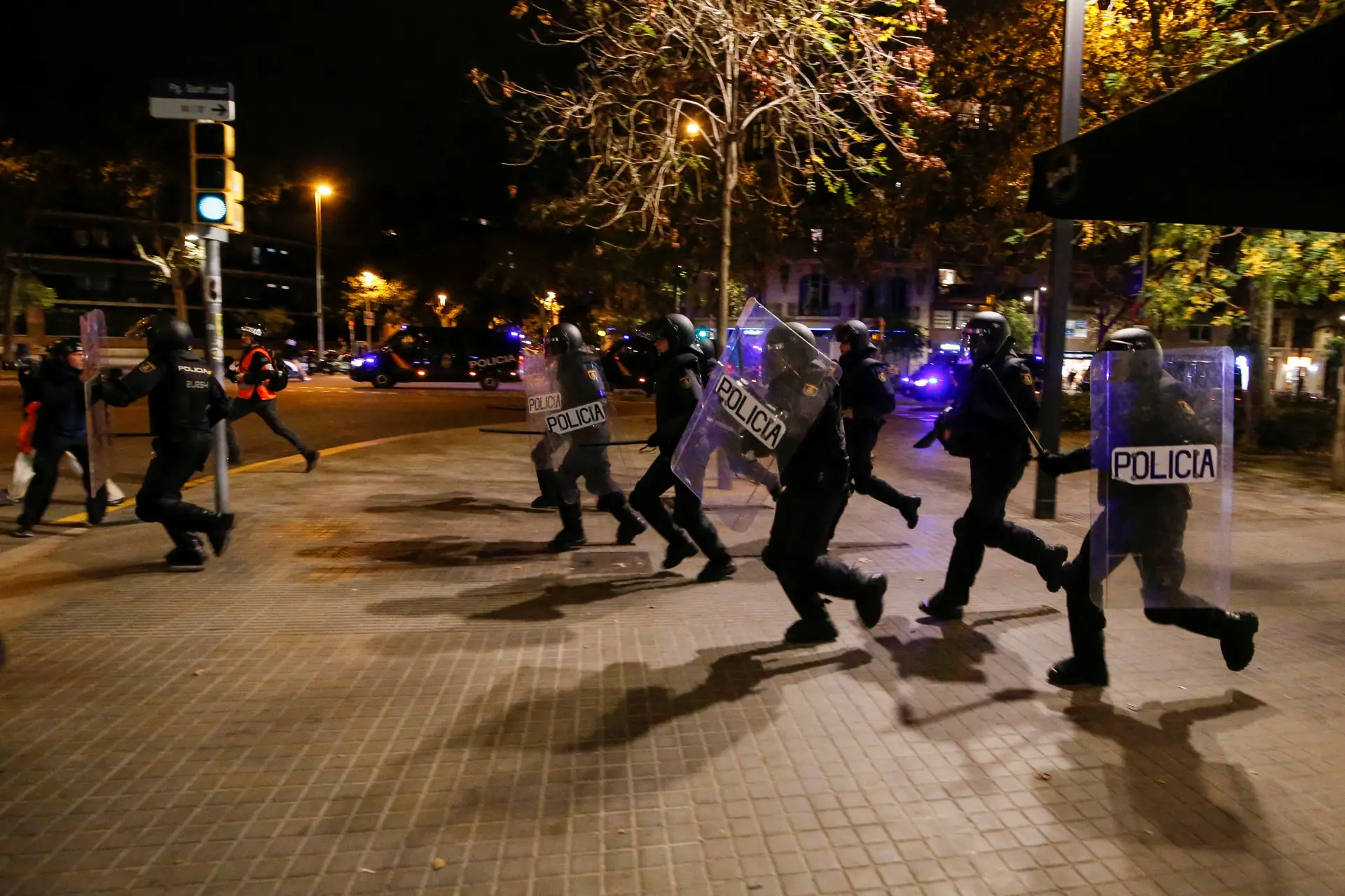 Polícia carrega sobre manifestantes pró-independência em Barcelona