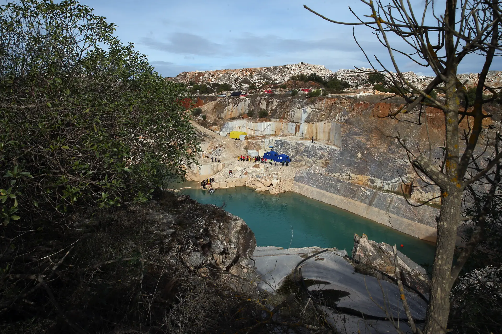 Retirado corpo do condutor do camião que caiu numa pedreira em Vila Viçosa