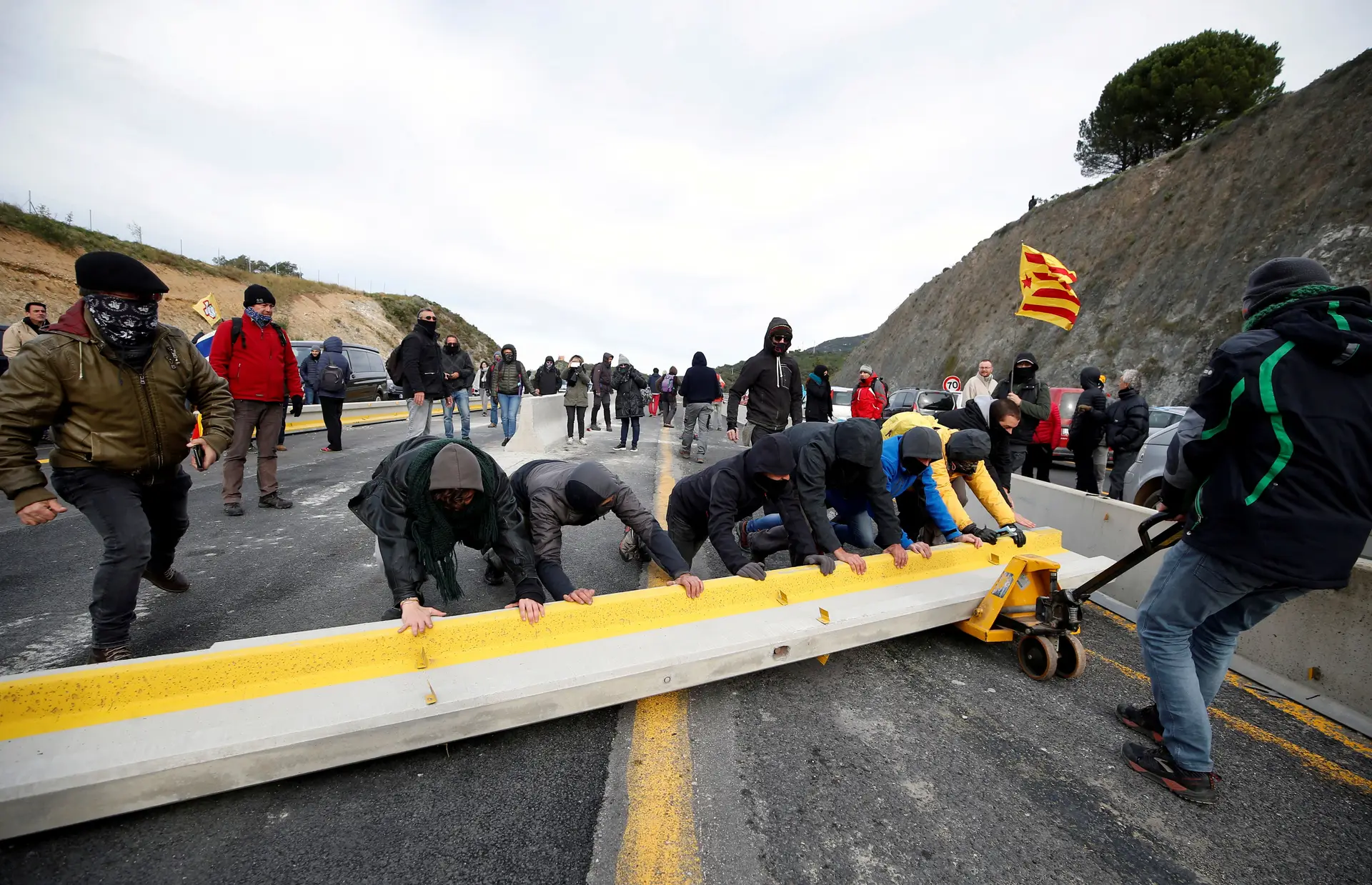 França ameaça usar a força se estrada não for desbloqueada