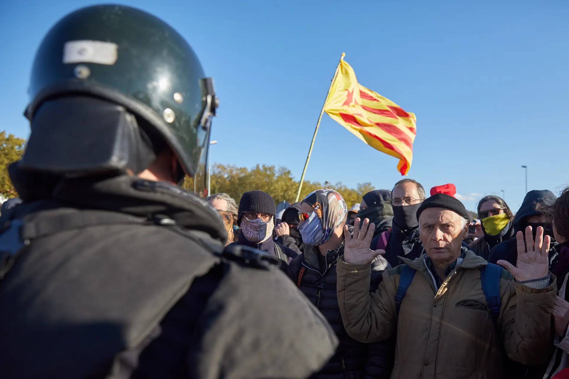Oficiais civis da Guarda Espanhola estão em frente a manifestantes durante um protesto que bloqueou a estrada que liga a fronteira espanhola com França, em La Junquera, Catalunha, Espanha.