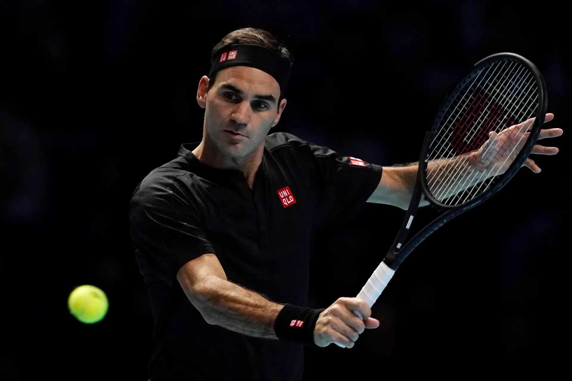 Roger Federer, da Suíça, passa a bola para o tenista Matteo Berrettini, de Itália, durante o Round Robin Match no torneio de ténis ATP World Tour Finals em Londres, Inglaterra.