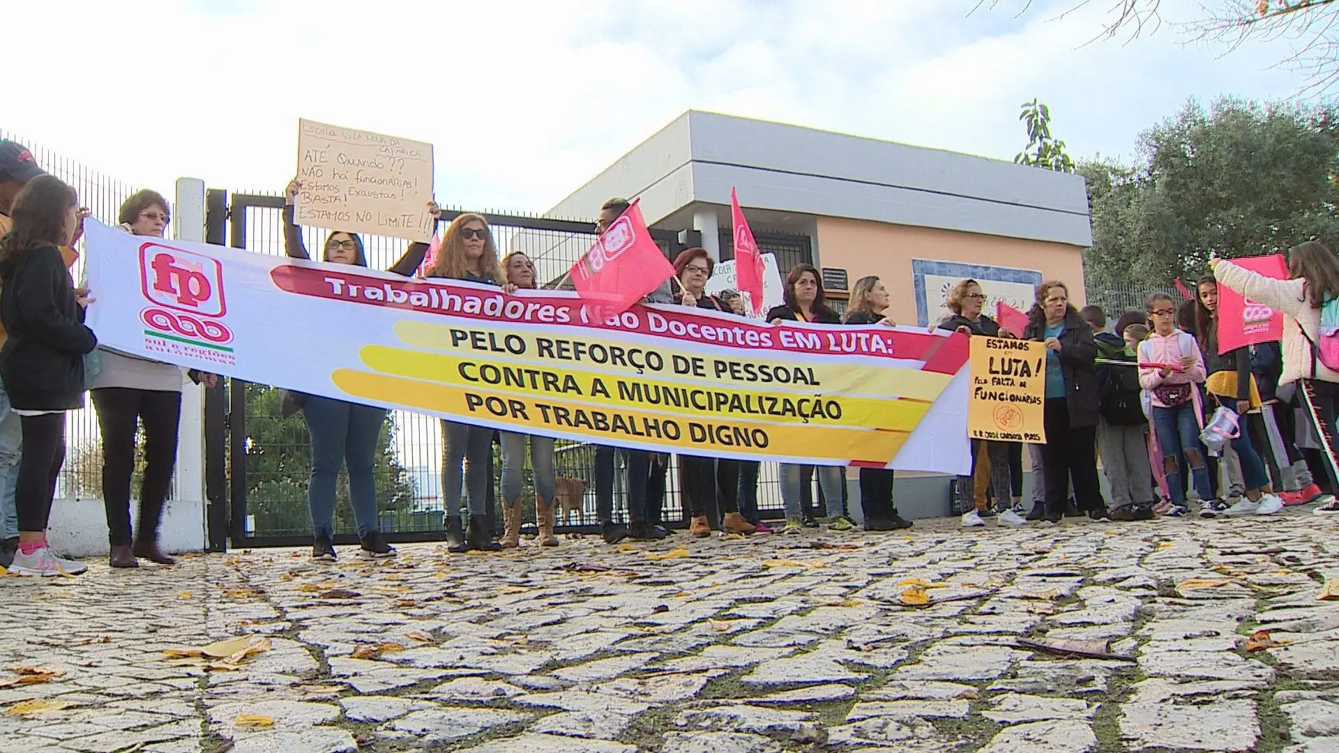 Novos protestos nas escolas com greve anunciada para o final do mês