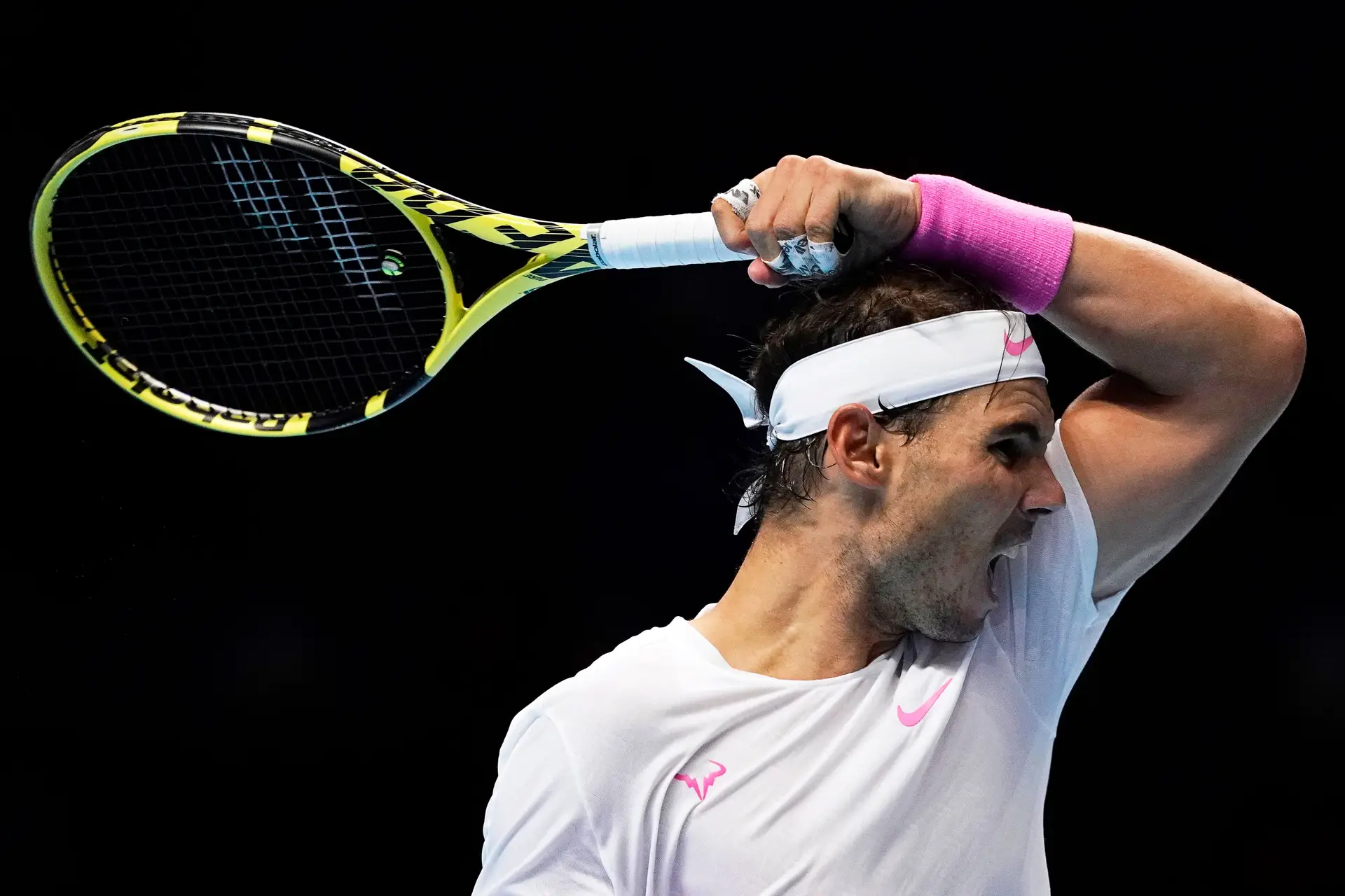 Rafael Nadal, de Espanha, joga contra Daniil Medvedev, da Rússia, durante o Round Robin Match no torneio de ténis ATP World Tour Finals em Londres, Grã-Bretanha.