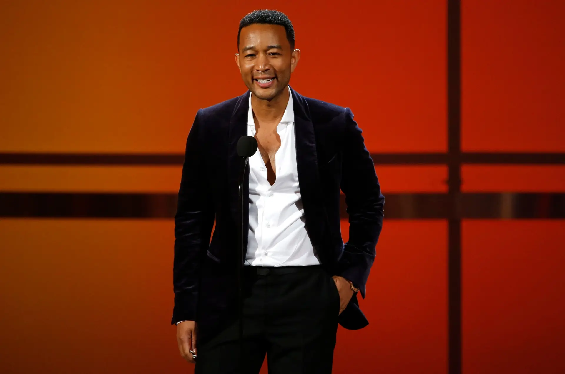 John Legend atua hoje para todo o mundo a partir de casa