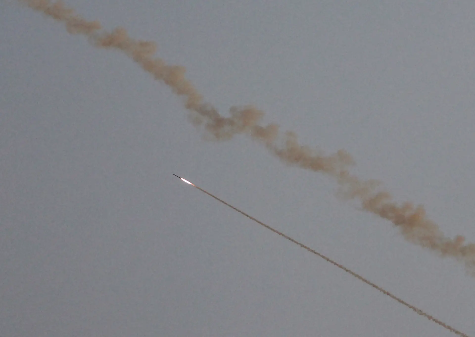 Militantes em Gaza atacam Israel com foguetes após acordo de cessar-fogo