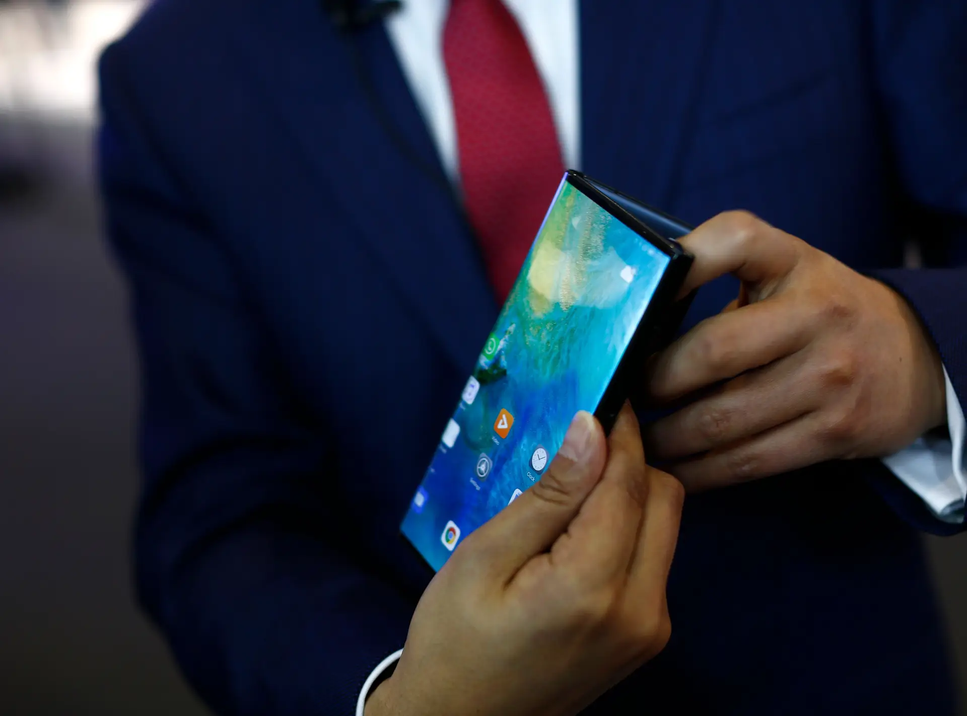 Huawei começa a vender smartphone dobrável sem tecnologia norte-americana