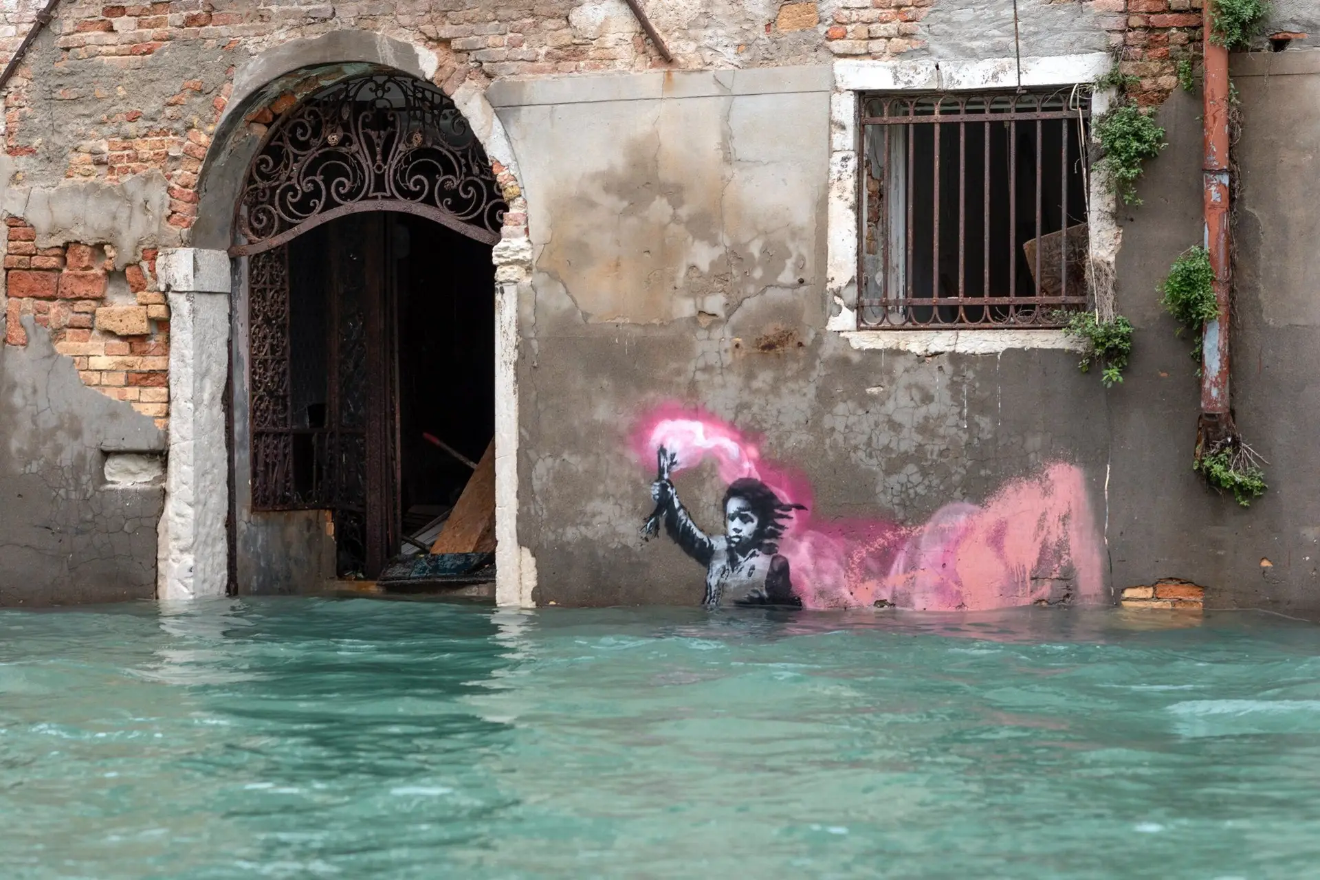 Obra de Banksy de refugiado em colete salva-vidas submersa pelas cheias em Veneza 