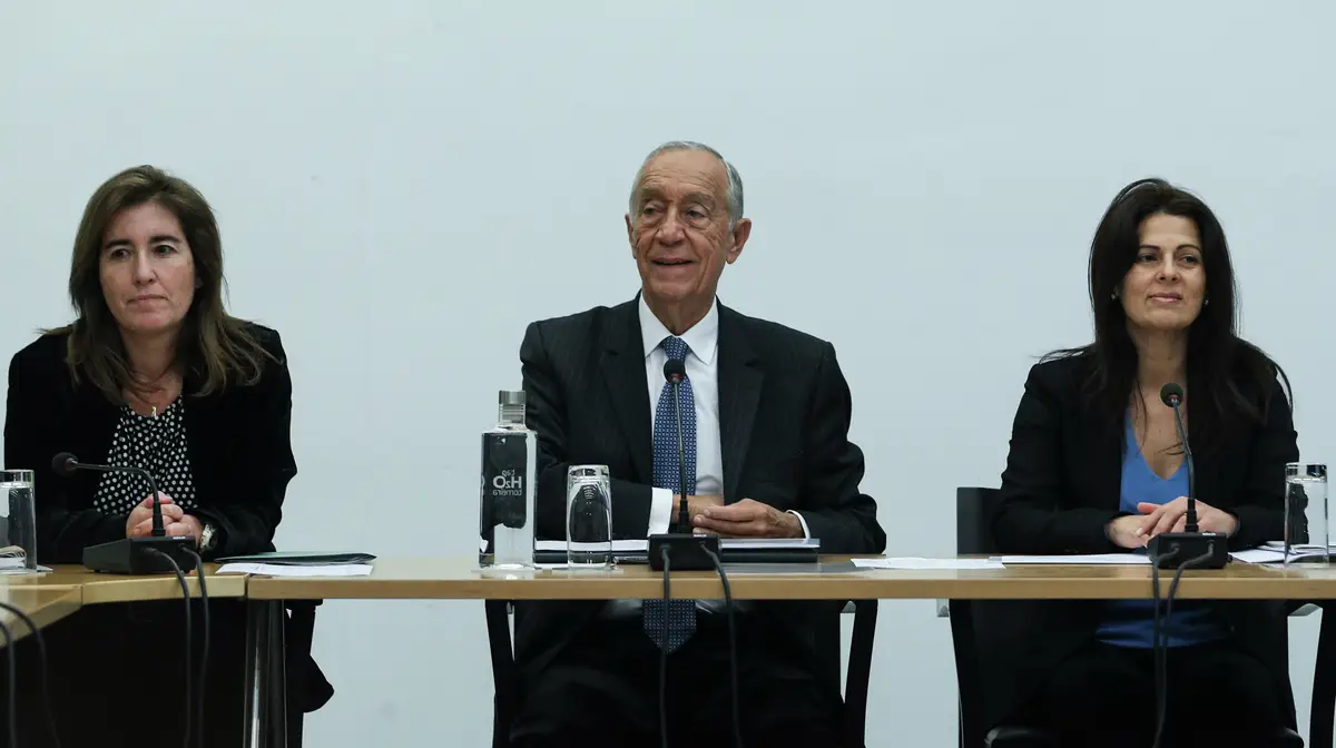O Presidente da República, Marcelo Rebelo de Sousa, ladeado pela ministra do Trabalho, Solidariedade e Segurança Social, Ana Mendes Godinho e pela secretária de Estado da Ação Social, Rita Mendes, antes do inicio da reunião de trabalho - Ponto de situação sobre o Plano de Ação 2019-20 da Estratégia Nacional para a Integração de Pessoas em Situação de Sem-Abrigo (ENIPSSA), que decorreu no Palácio de Belém, em Lisboa.