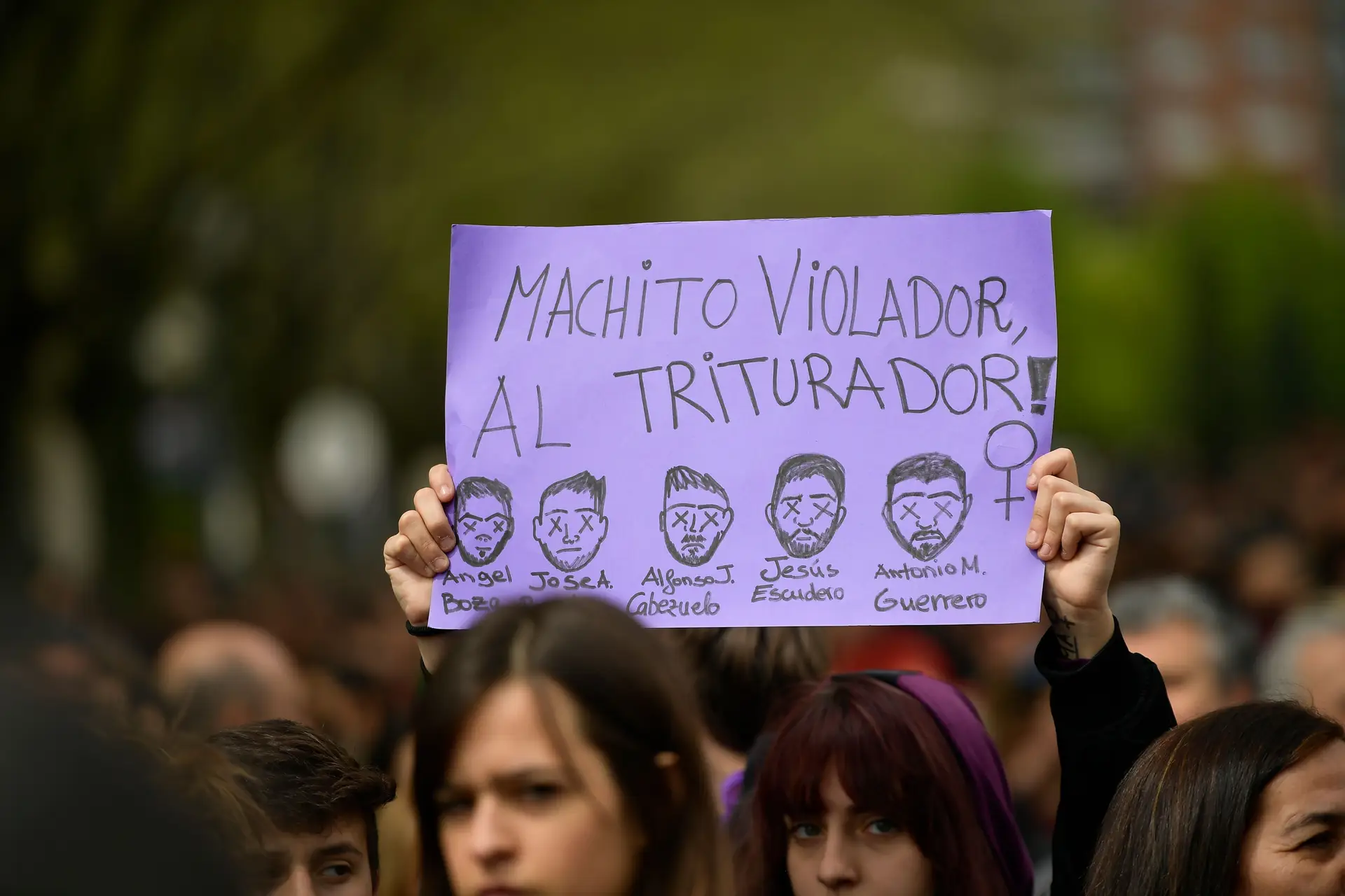 Membros de "A Manada" condenados a mais três anos de prisão por gravarem violação em Pamplona