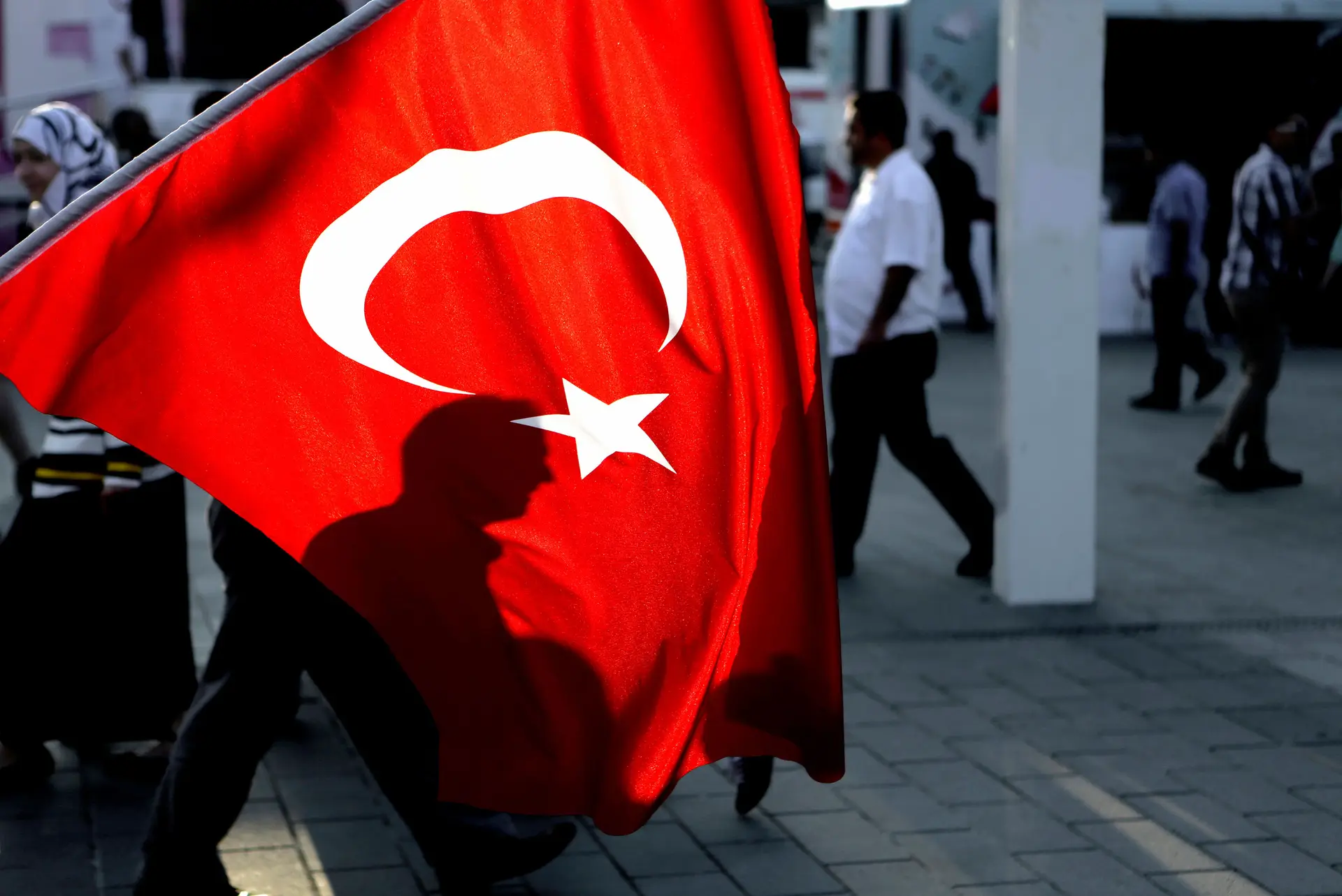 Turquia detém 46 pessoas por criticarem operação militar na Síria