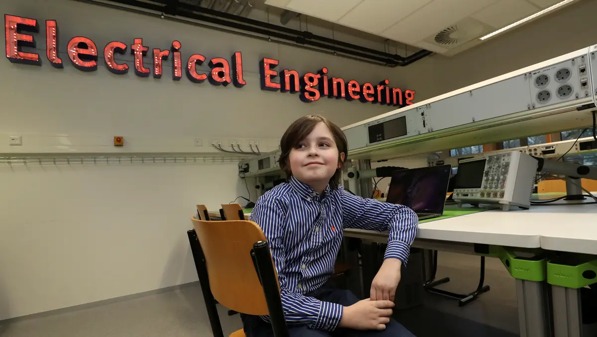 A par do diploma em engenharia elétrica, o menino prodígio está ainda a "estudar um pouco de medicina" e nos últimos anos mostrou-se muito atento aos computadores e sempre à matemática (disciplina preferida).