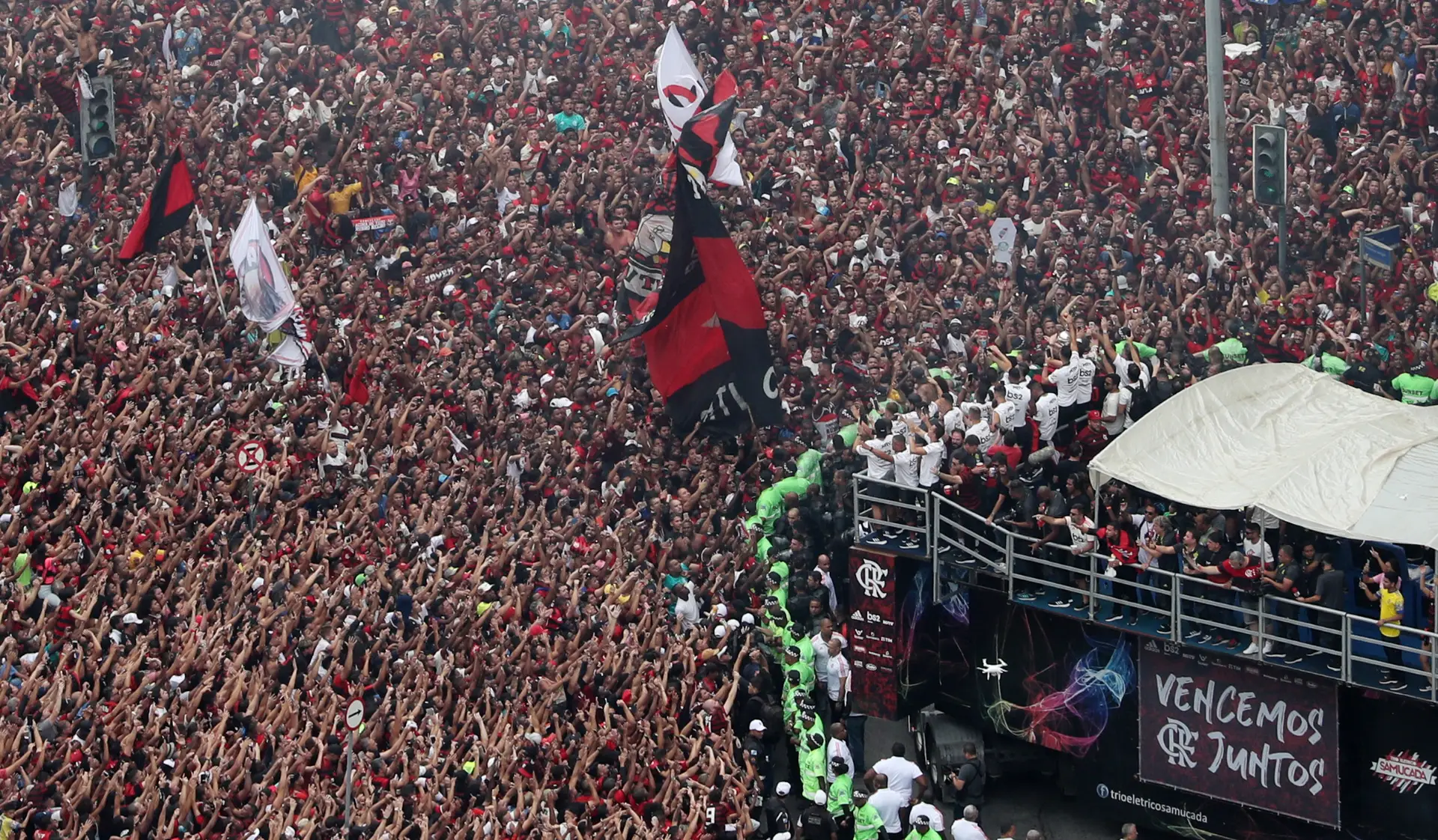 Jorge Jesus emocionado com homenagem no Brasil