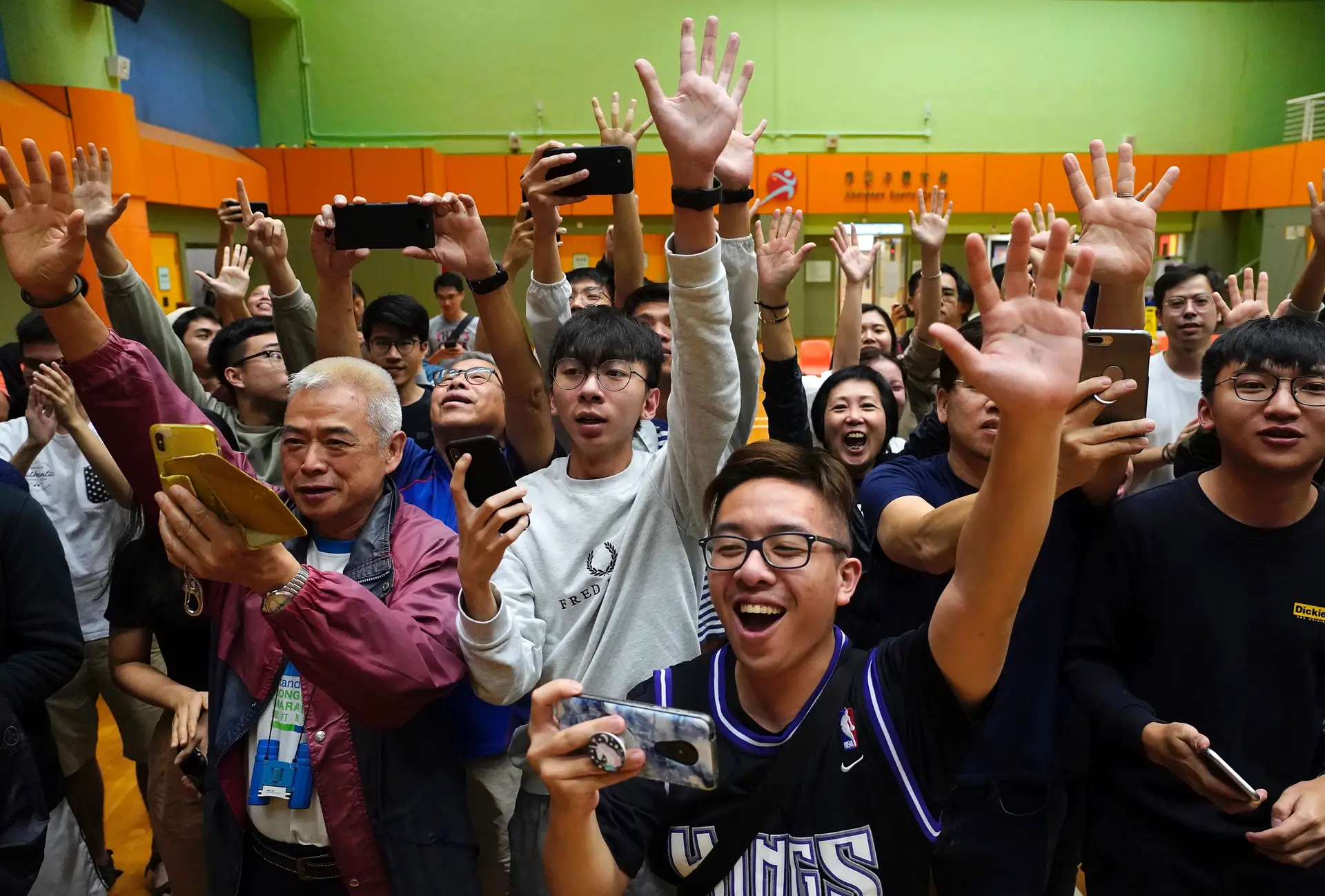 Pró-democratas garantem vitória esmagadora nas eleições distritais em Hong Kong