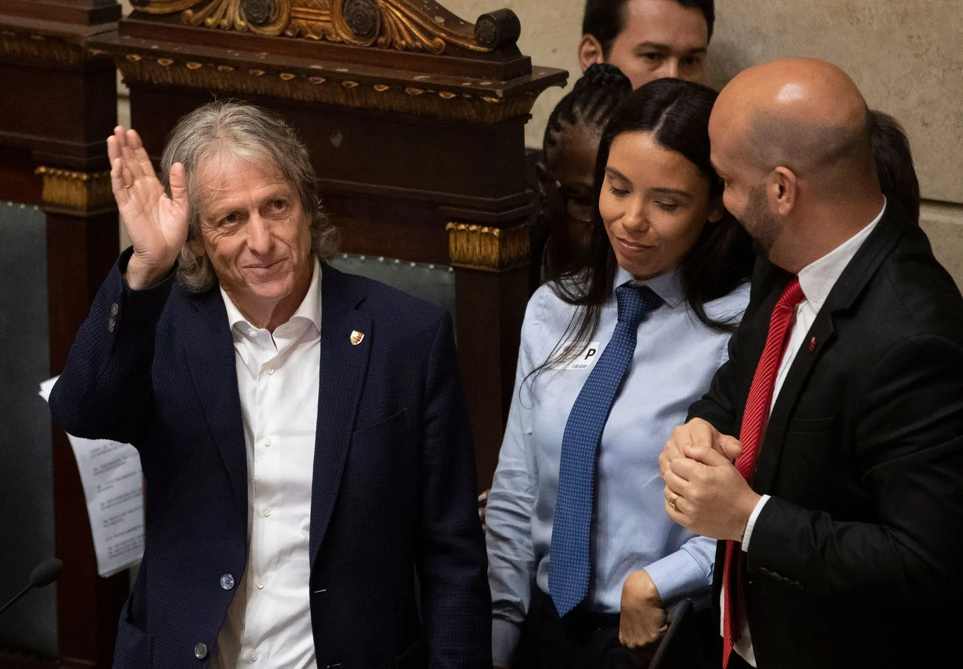 Jorge Jesus emocionado com homenagem no Brasil