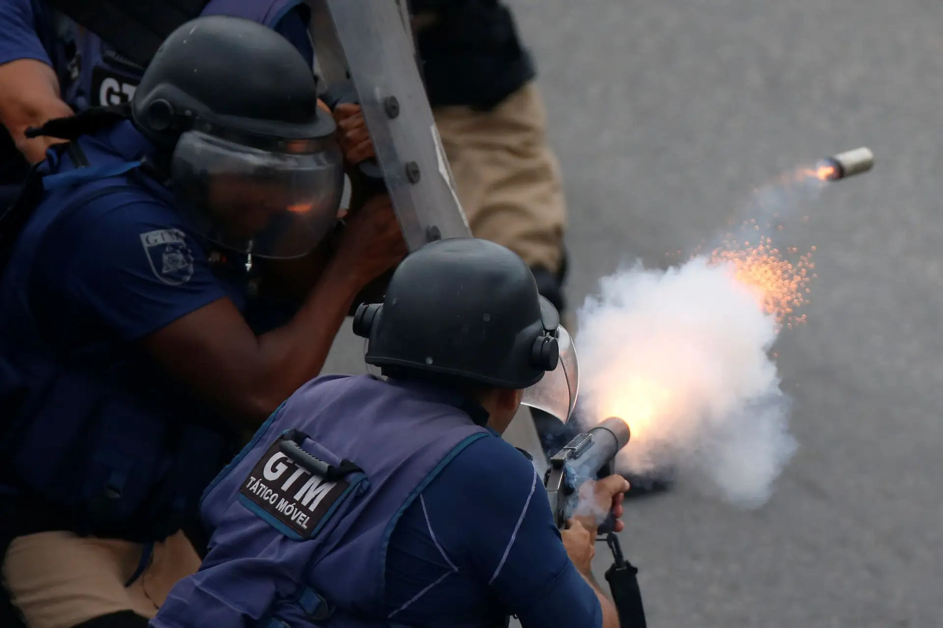 Pelo menos 23 feridos nos confrontos entre polícia e adeptos durante festejos do Flamengo