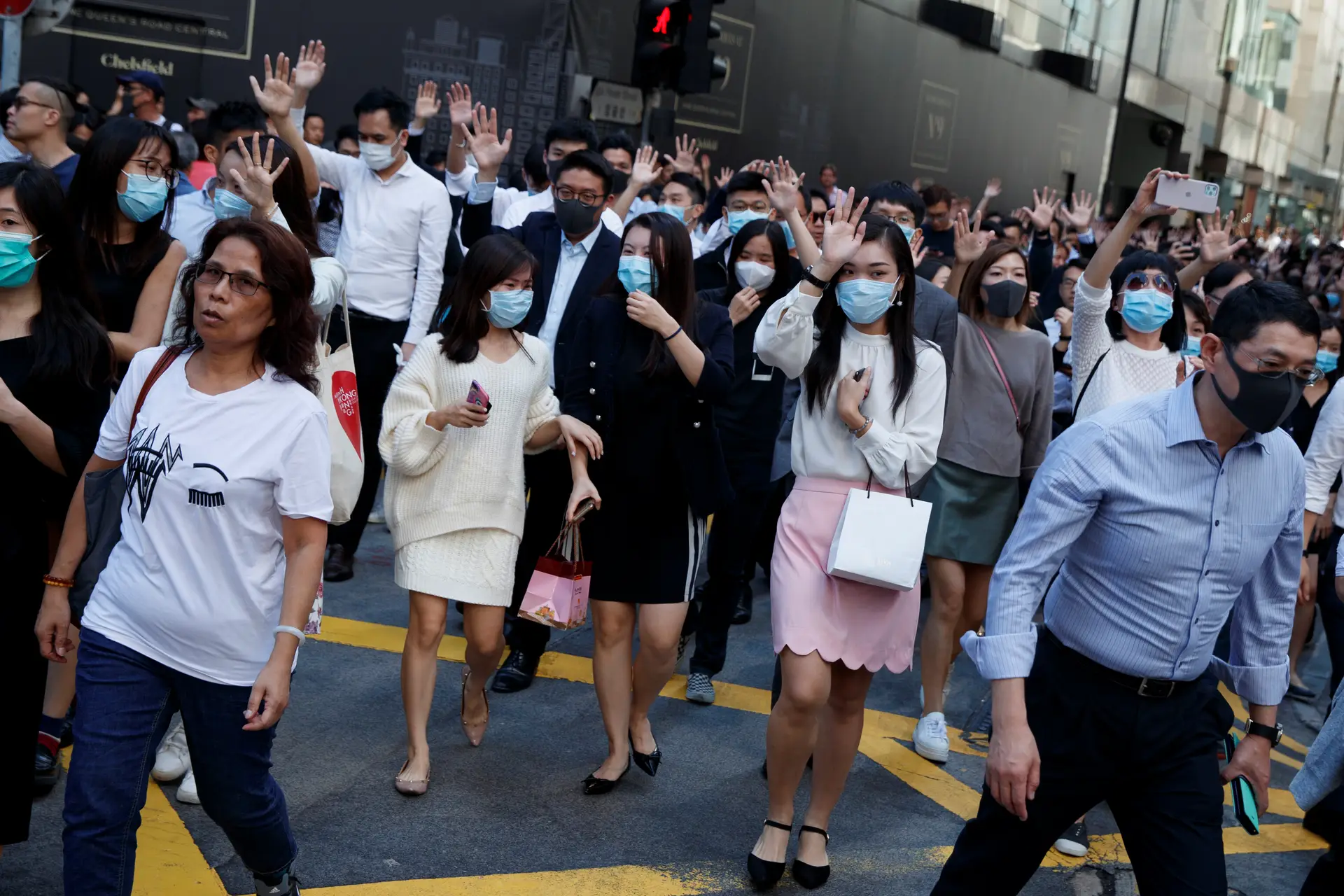 Chefe do Governo de Hong Kong vai analisar com "humildade" resultados eleitorais