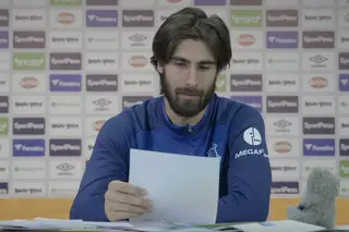 André Gomes emociona-se ao ler mensagens de apoio de vários fãs
