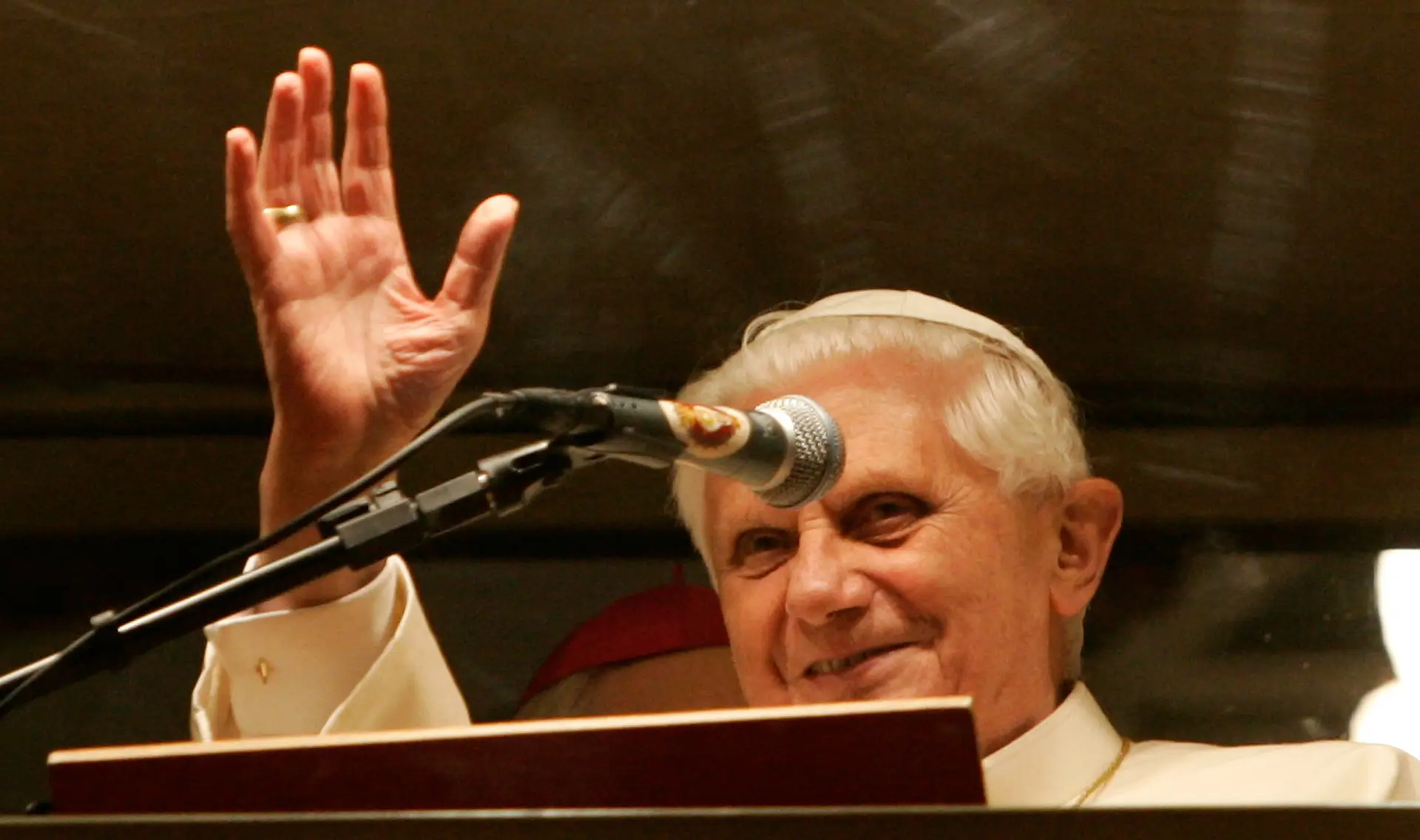 Bento XVI pede que retirem nome de livro controverso
