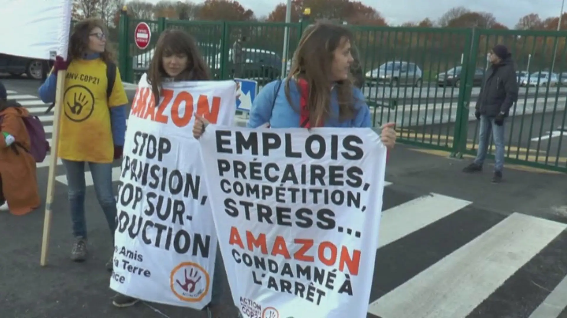 Ativistas franceses bloqueiam armazéns da Amazon em Lyon em protesto contra a Black Friday