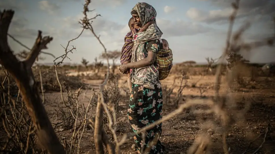 Amina Ibrahim foi obrigada a mudar-se para o campo de refugiados em Gunagado, Etiópia, quando uma seca matou todo o gado e as doenças ameaçaram a família, em 2017.