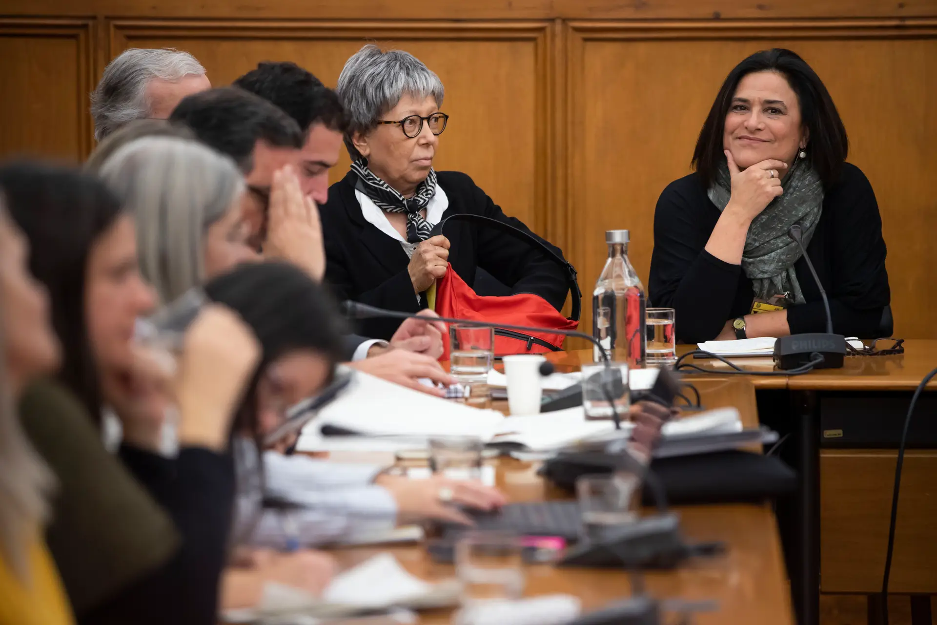 A diretora de informação da RTP, Maria Flor Pedroso, acompanhada pela diretora adjunta, Helena Garrido, durante a audição na Comissão de Cultura e Comunicação sobre a decisão de adiamento do programa Sexta às 9 por parte da RTP, na Assembleia da República, a 3 de dezembro de 2019.