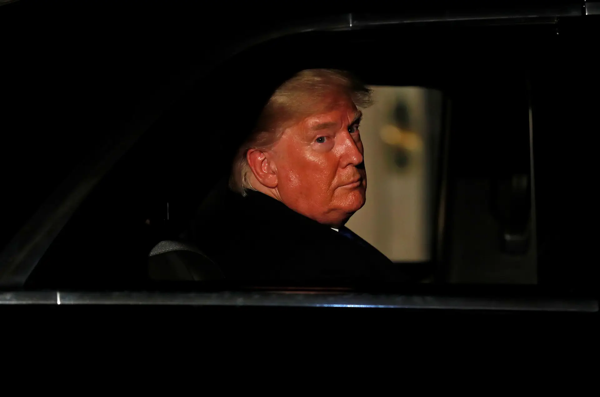 Inquérito para a destituição de Trump passa para Comité Judiciário