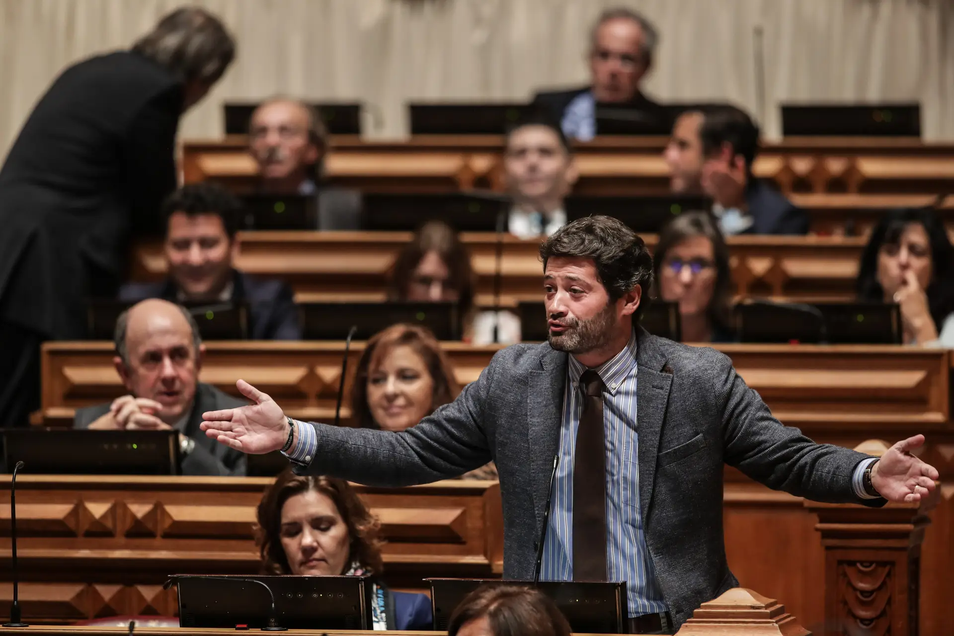 André Ventura critica o Parlamento por estar a discutir "a Greta e os elefantes no Camboja"