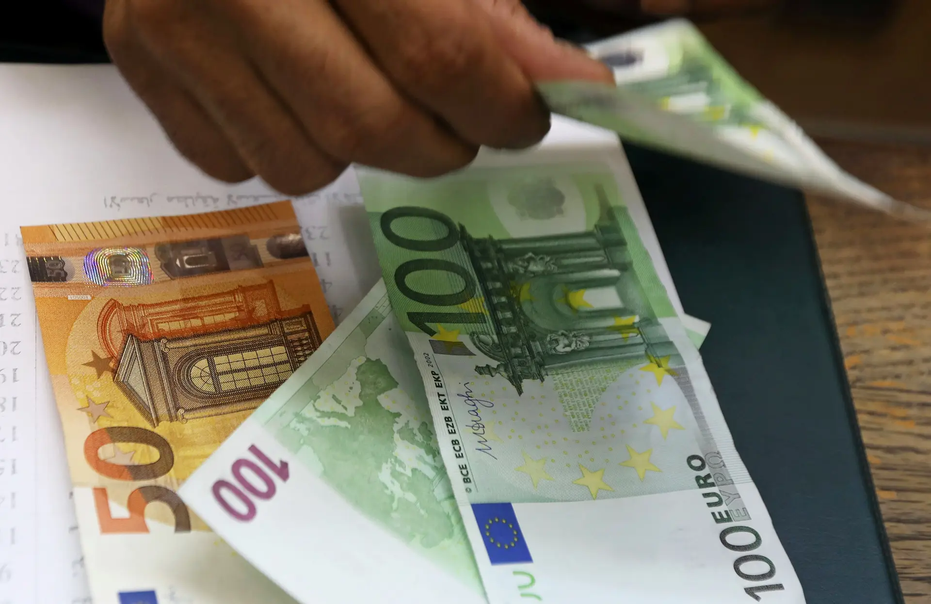 Emigrantes detidos em Chaves por furar quarentena com multas até 6 mil euros