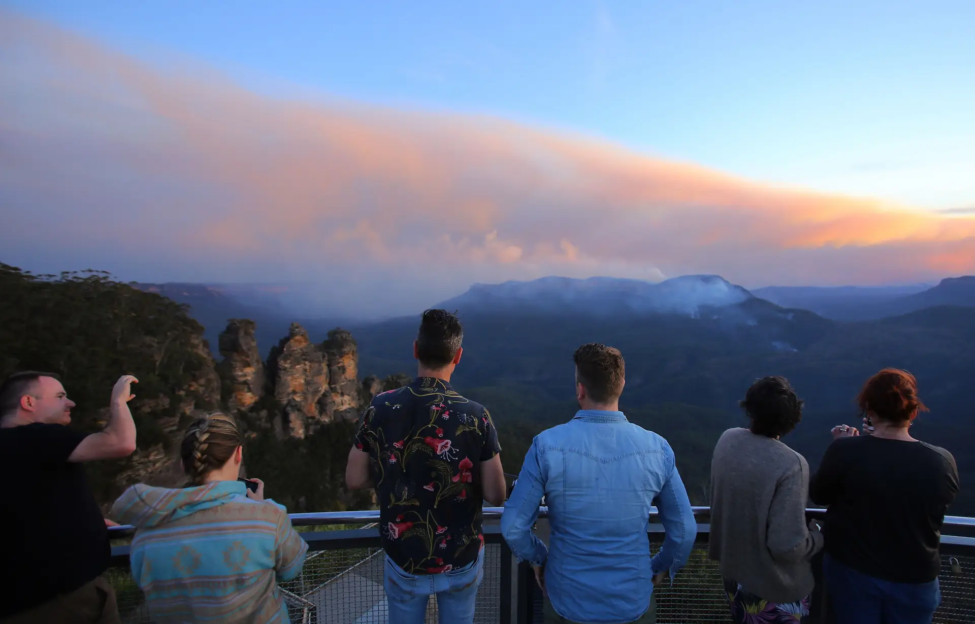 Vários incêndios juntaram-se num único fogo perto de Sydney