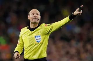 Controverso árbitro Mateu Lahoz diz adeus ao futebol entre lágrimas e aplausos