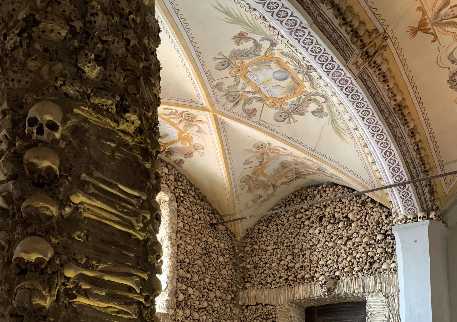 Conhece a história das múmias da Capela dos Ossos? Investigação desmistifica antigas lendas