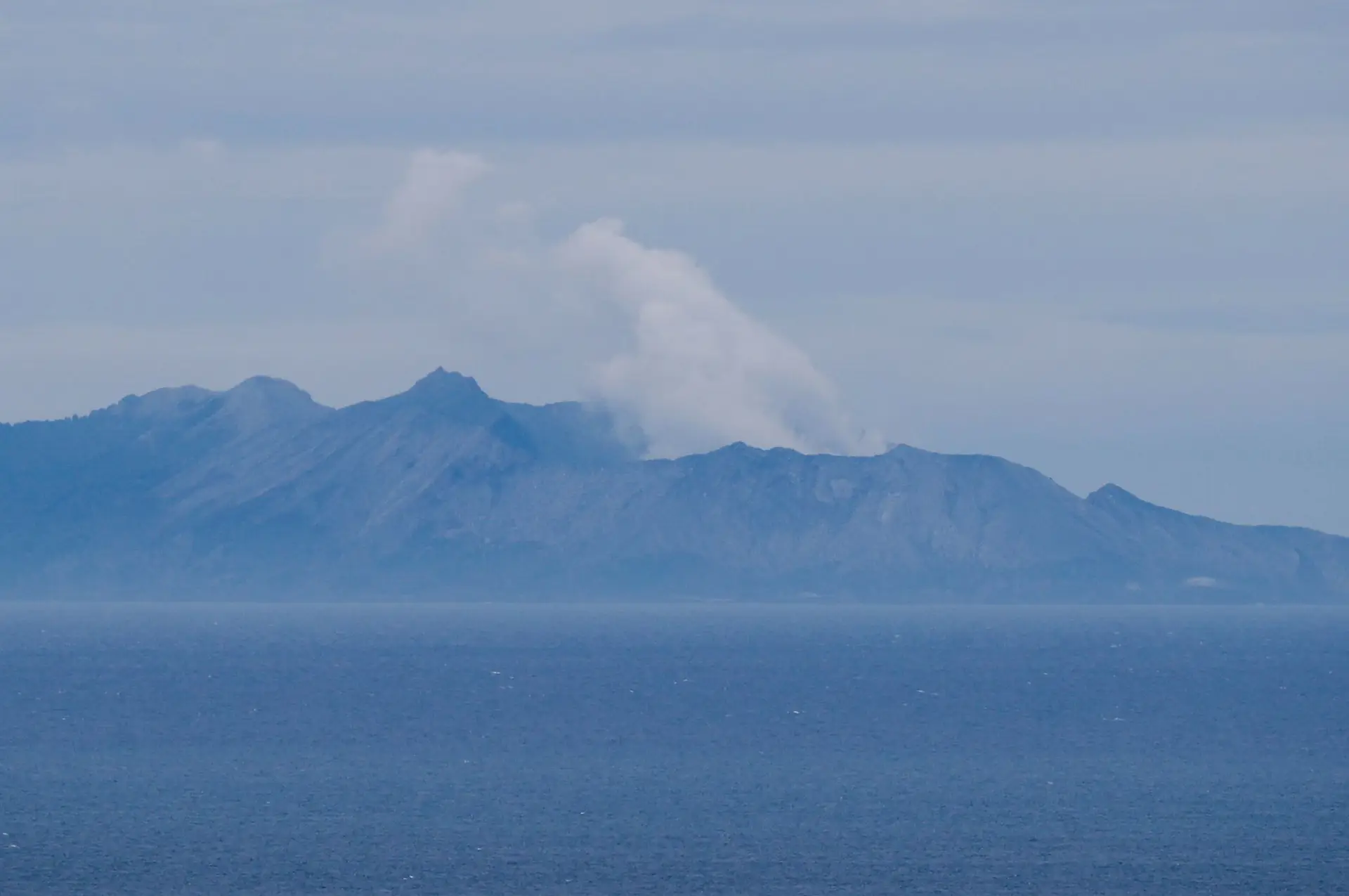 Buscas na Nova Zelândia suspensas devido ao aumento da atividade do vulcão
