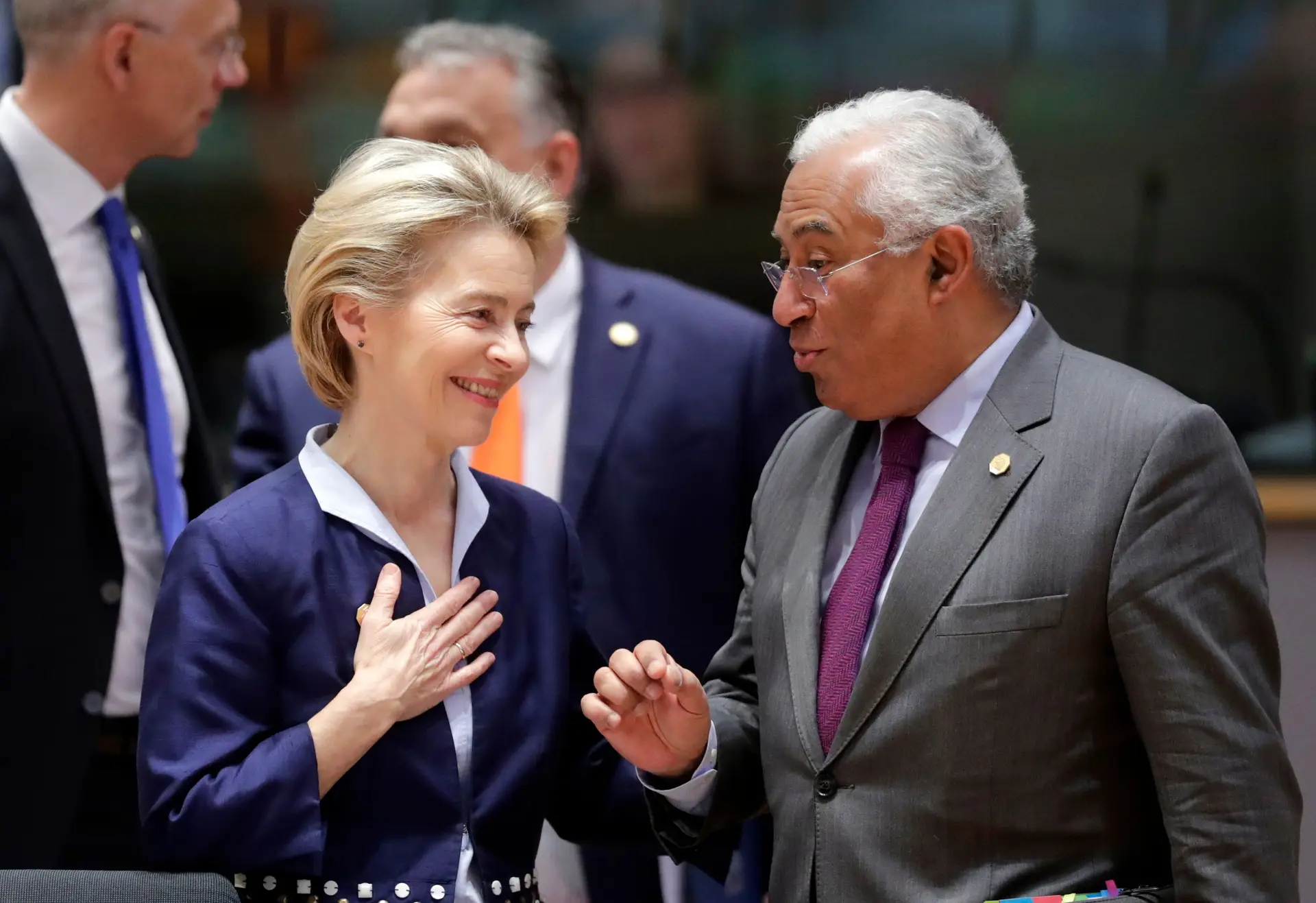 A presidente da Comissão Europeia, Ursula Von der Leyen, conversa com o primeiro-ministro, António Costa, durante uma cimeira em Bruxelas, Bélgica.  