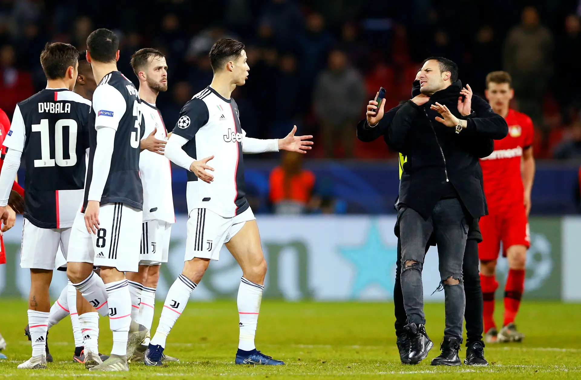 Cristiano Ronaldo revolta-se com adepto que invadiu o relvado