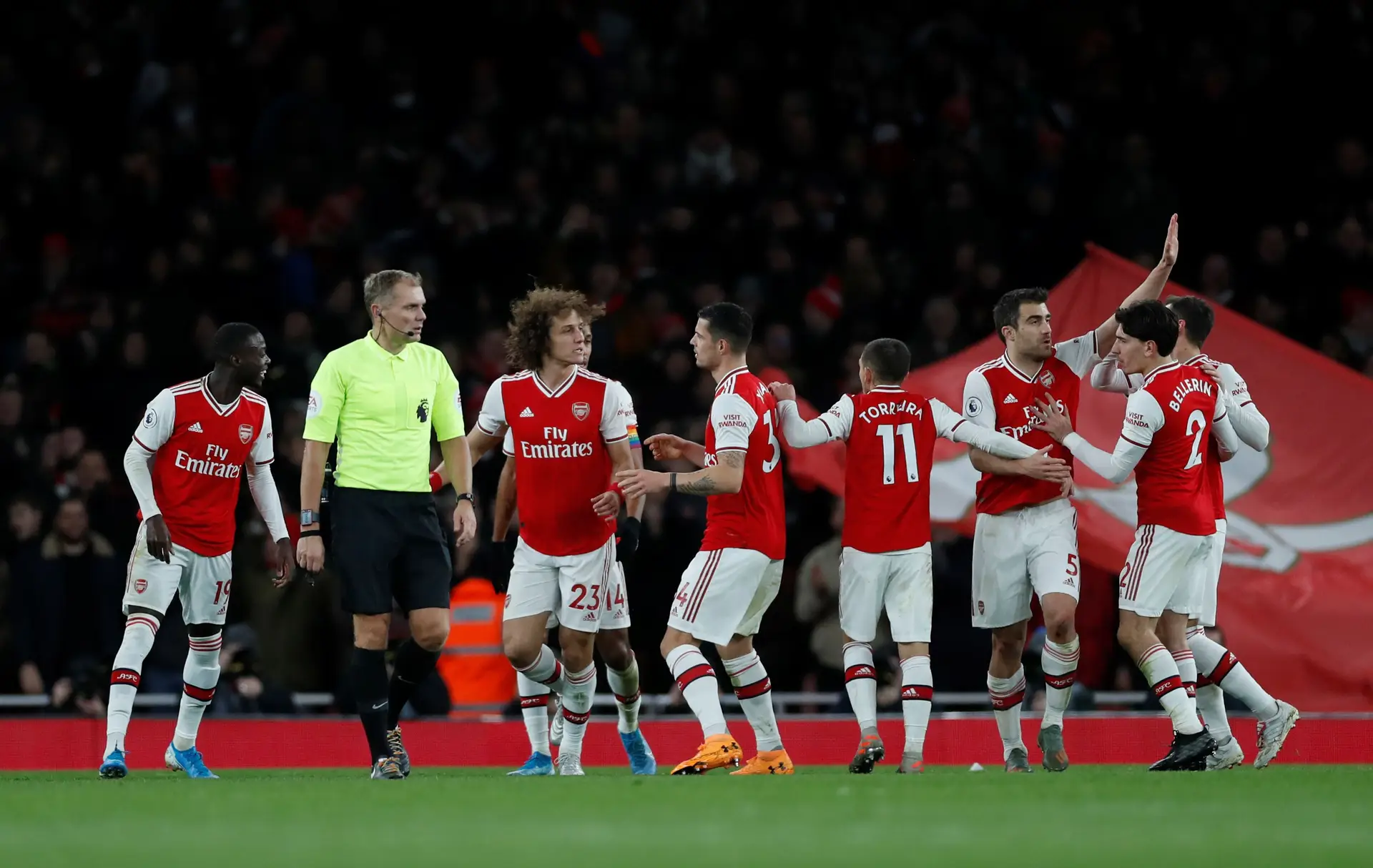 Jogadores e treinadores do Arsenal doam um dia de salário para ações solidárias