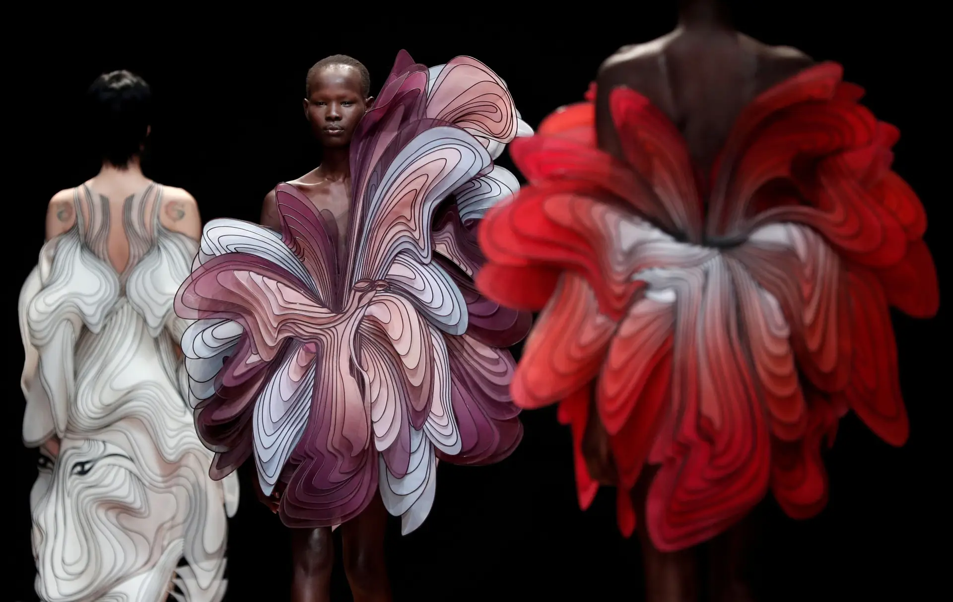 Modelos apresentam as criações da designer holandesa Iris van Herpen da coleção Haute Couture Primavera-Verão 2019 em Paris, França. A imagem foi publicada no dia 21 de janeiro de 2019.