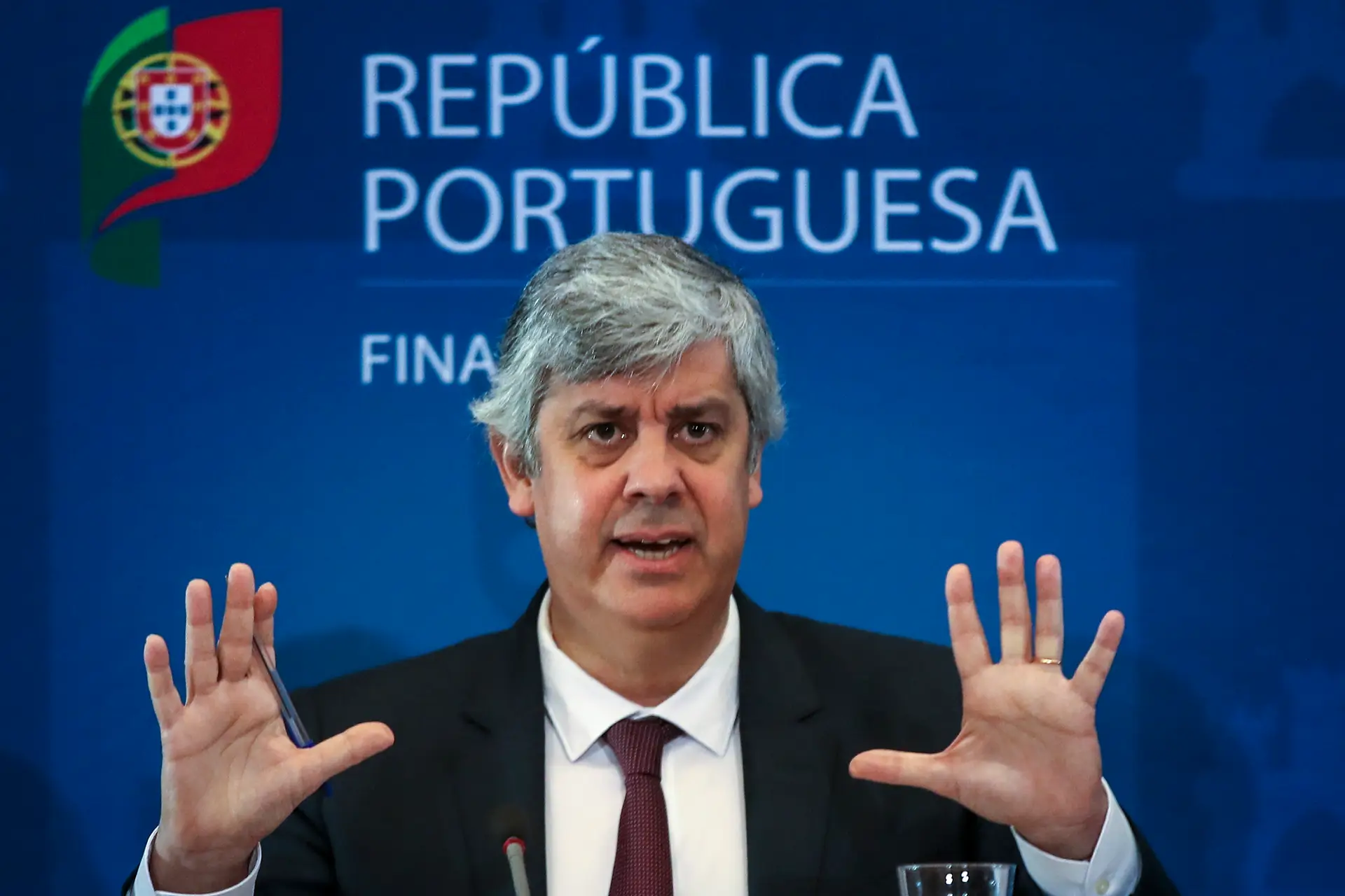 Ministro das Finanças está reunido com deputados do PS no parlamento