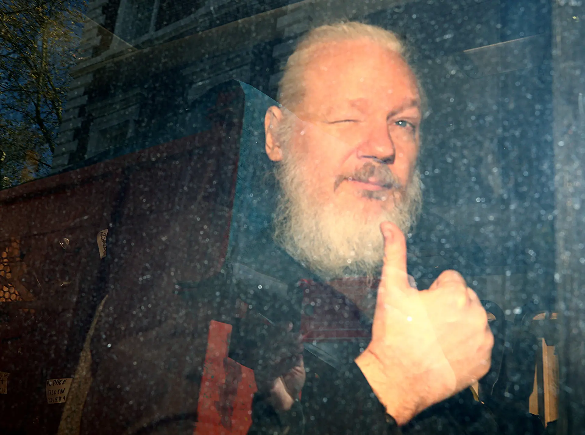 O fundador do WikiLeaks, Julian Assange, chega ao Tribunal de Westminster, depois ter sido preso em Londres.