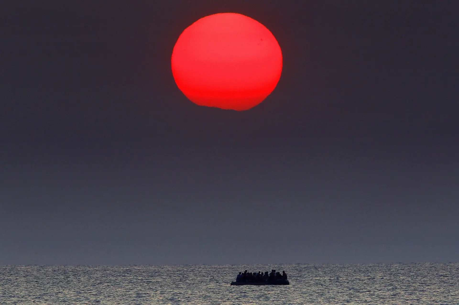 Um barco com refugiados sírios, no Mar Egeu, entre a Turquia e a Grécia.