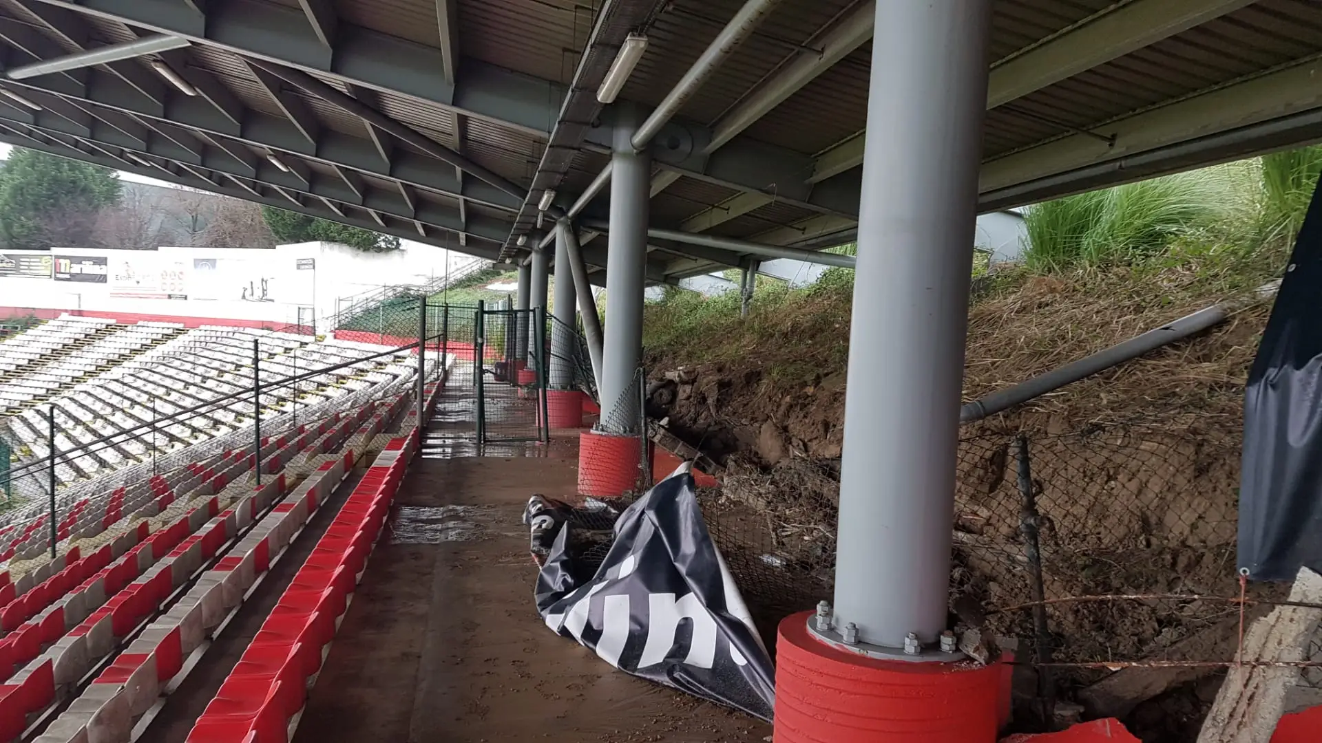 Deslizamento de terra fecha bancada do estádio do Leixões